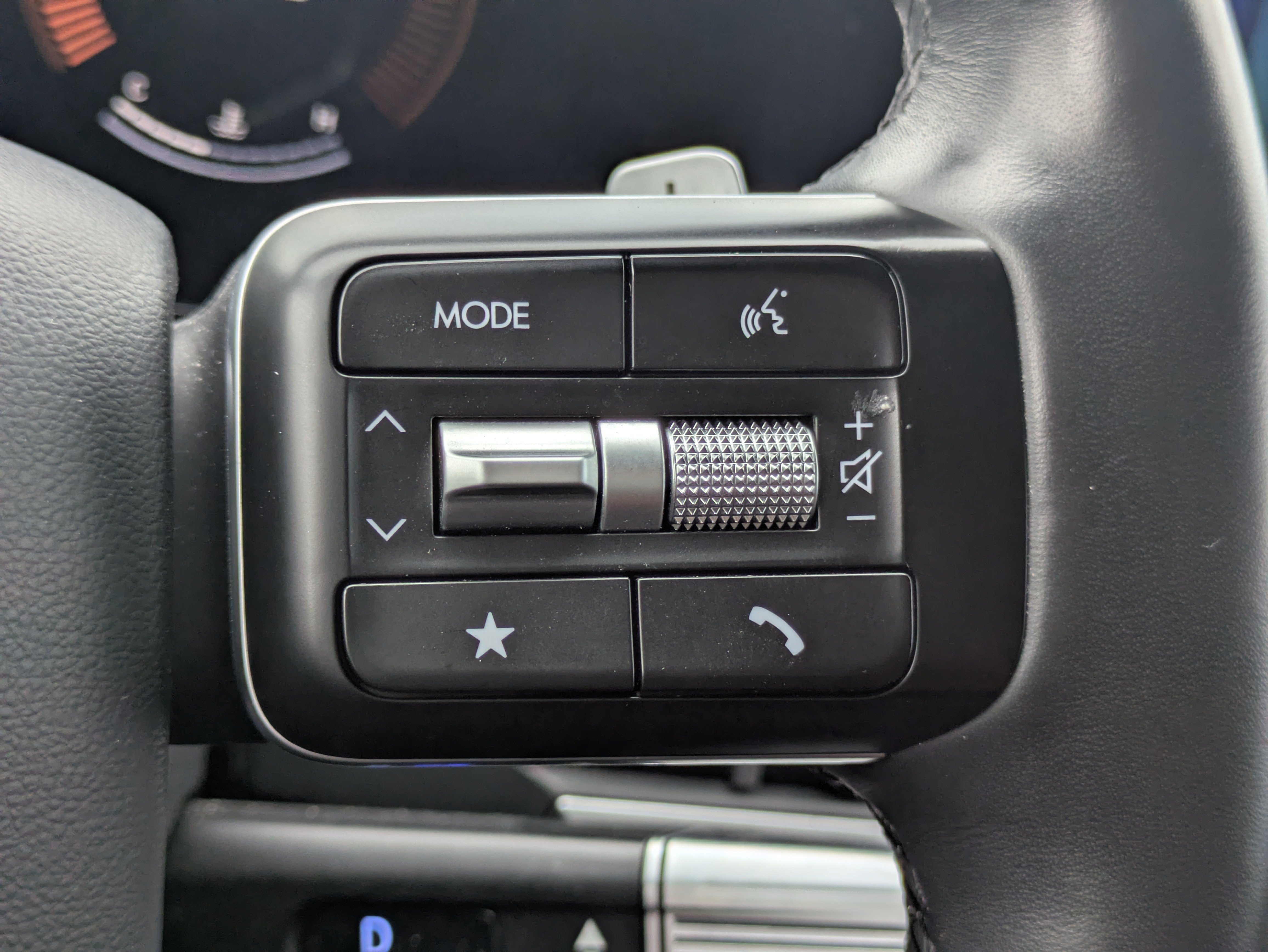 Used 2025 Hyundai Santa Fe SE FWD image 18