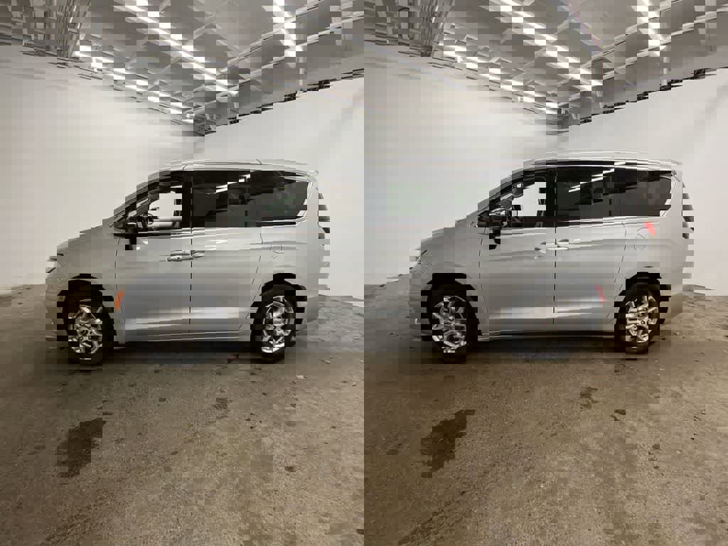 Used 2024 Chrysler Pacifica Touring-L image 3