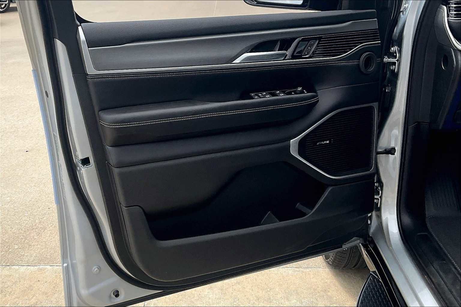 New 2025 Jeep Wagoneer L Series II w/ Convenience Group I AWD/4WD image 10