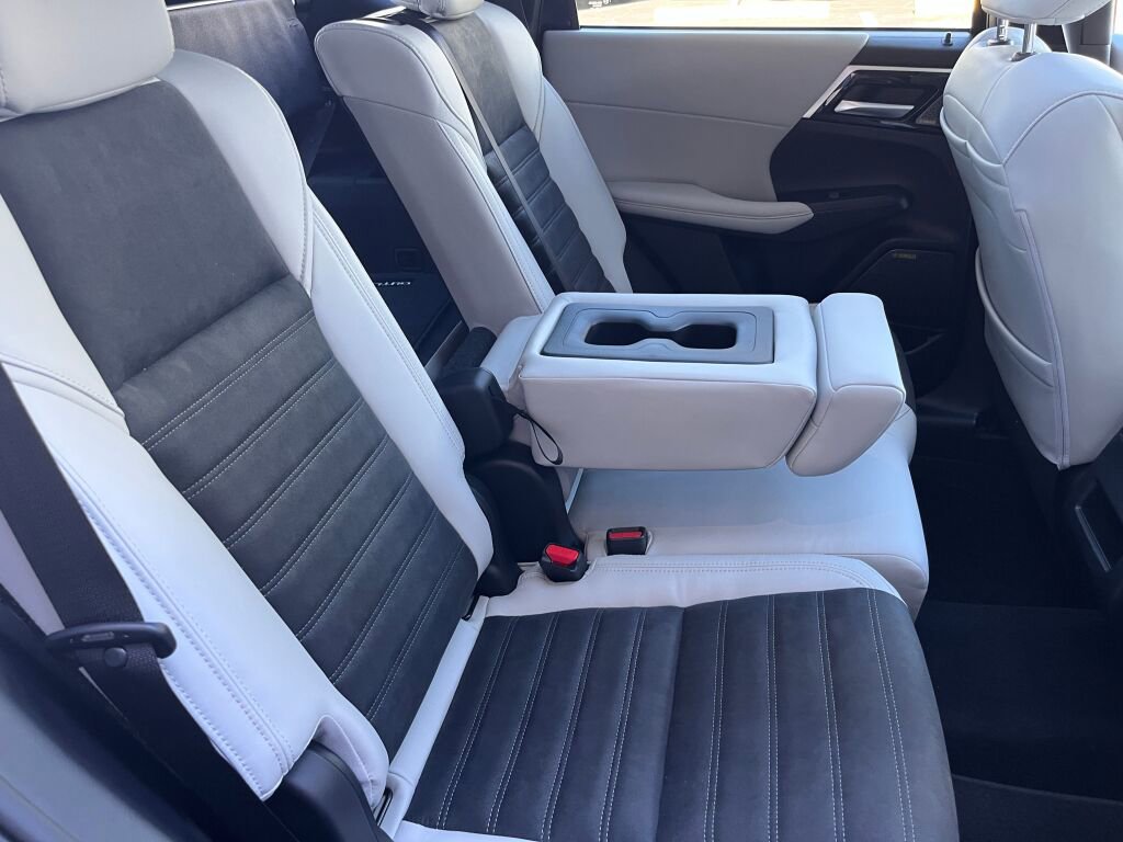 New 2025 Mitsubishi Outlander SE image 26