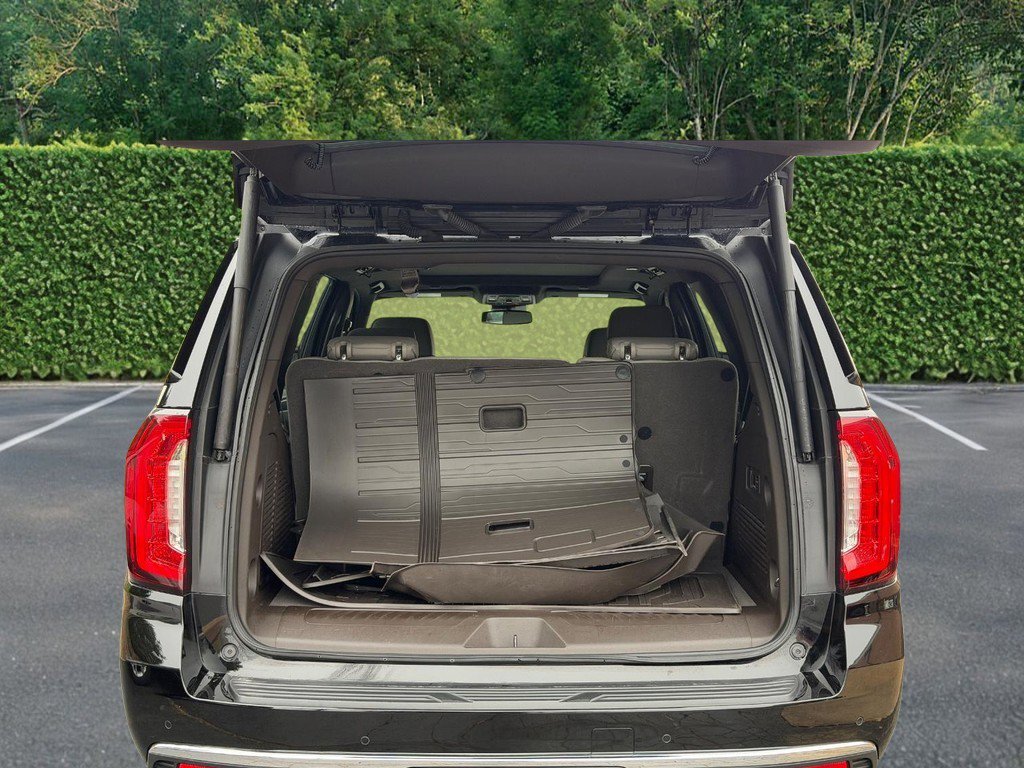 Used 2023 GMC Yukon SLT w/ SLT Luxury Package image 4