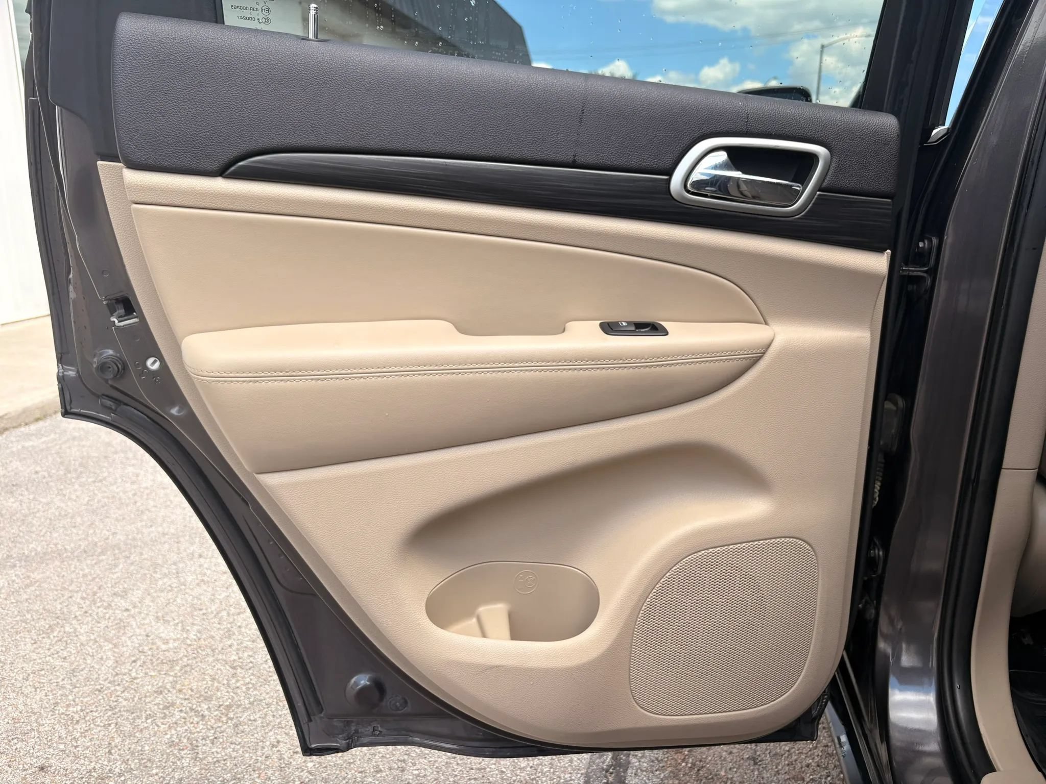Used 2019 Jeep Grand Cherokee Laredo AWD/4WD image 13