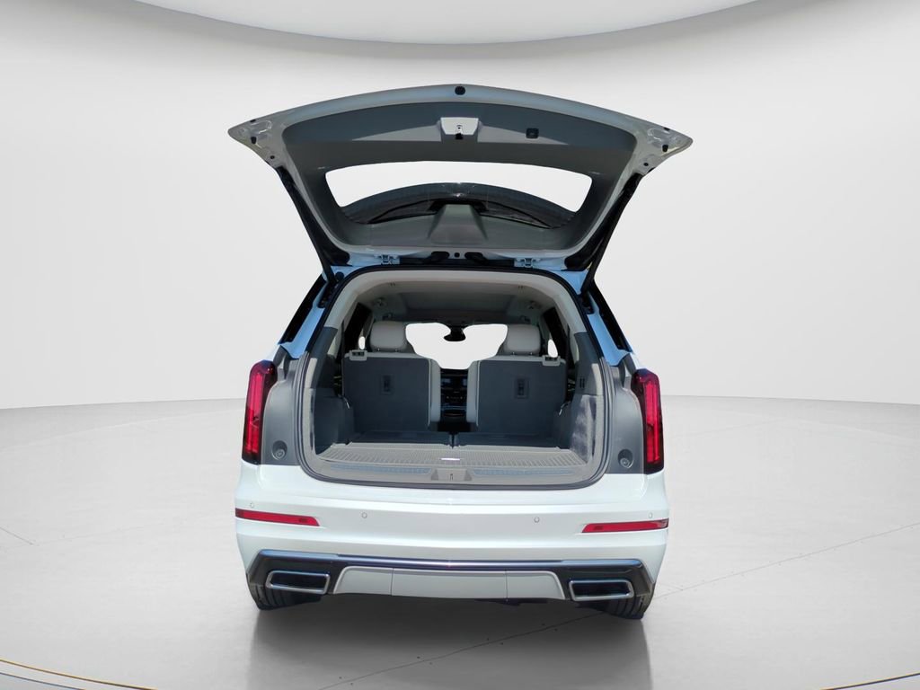 Used 2022 Cadillac XT6 Premium Luxury w/ Technology Package FWD image 9