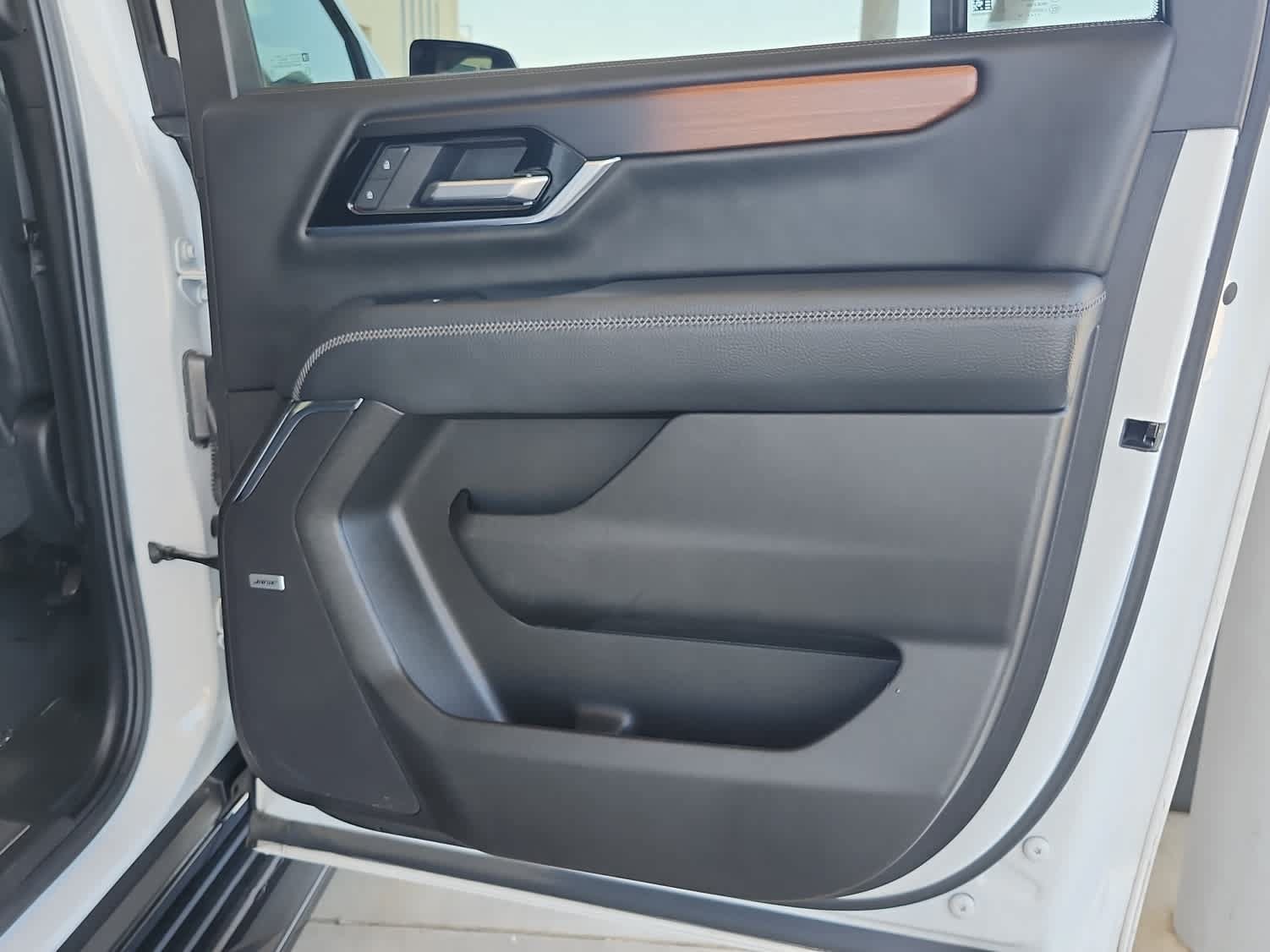 Used 2025 GMC Yukon XL Denali AWD/4WD image 13