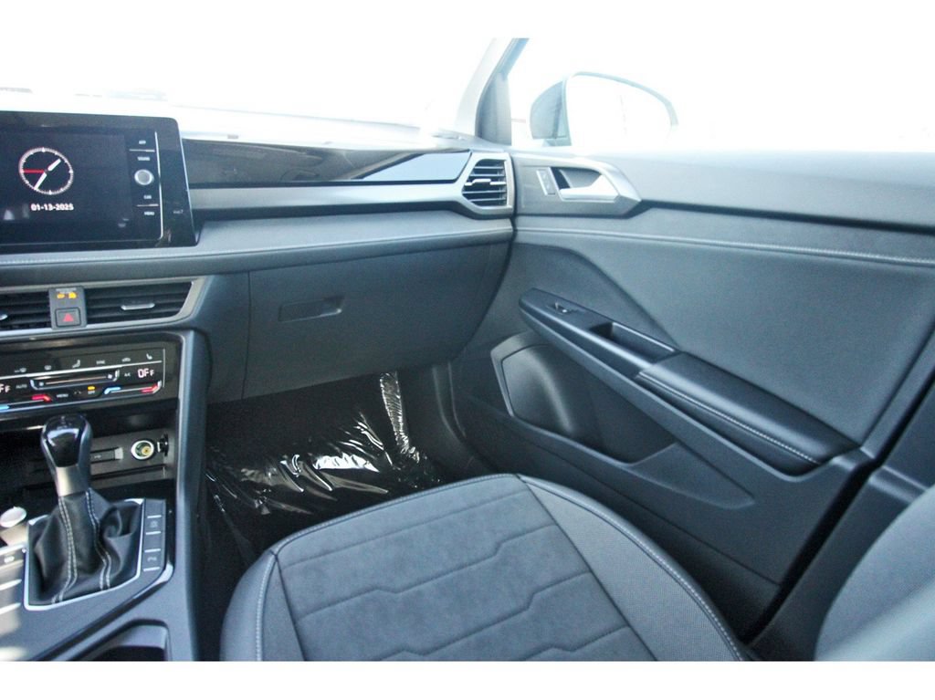 Certified 2025 Volkswagen Taos SE FWD image 12