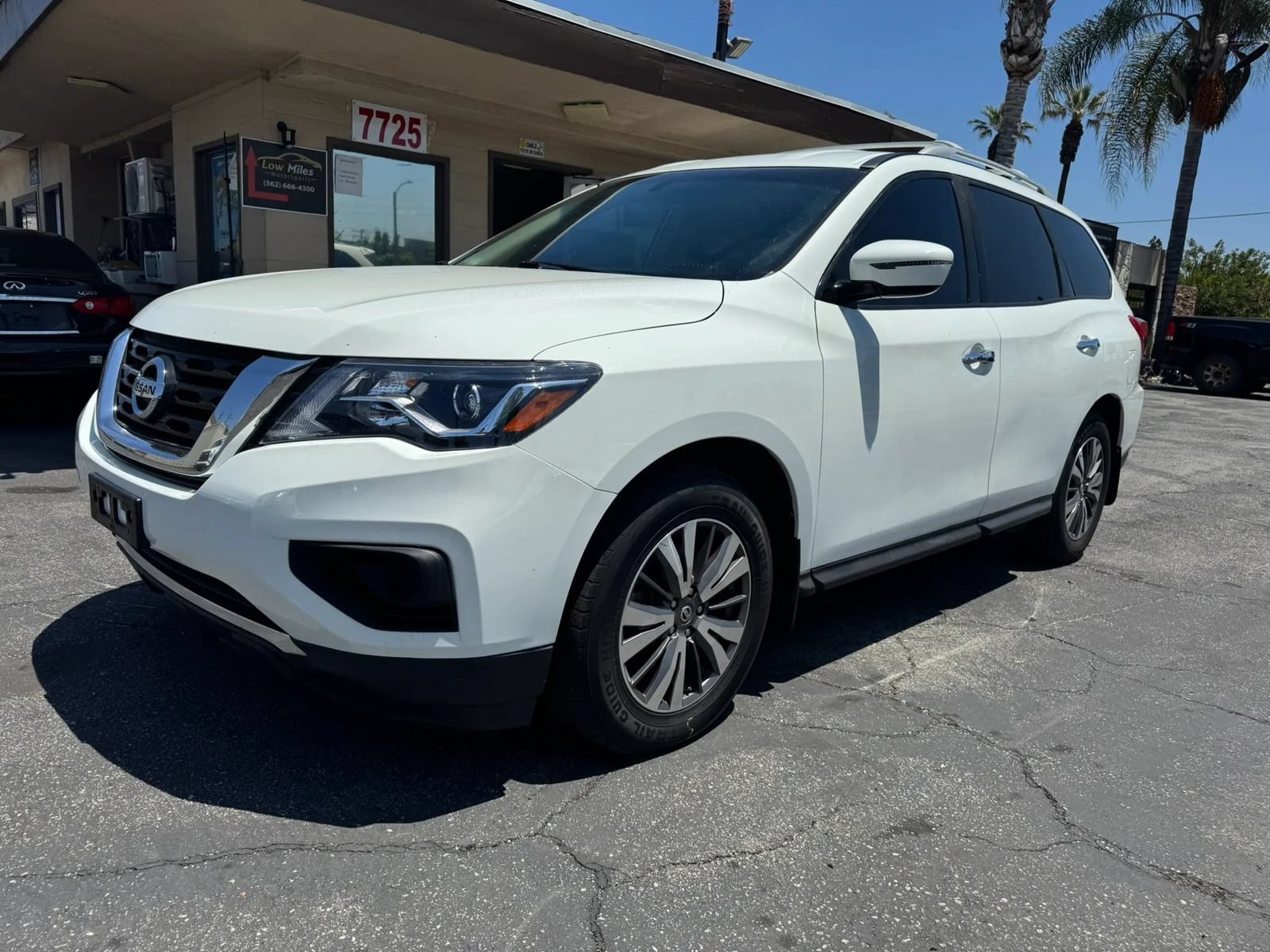 Used 2017 Nissan Pathfinder S FWD image 2