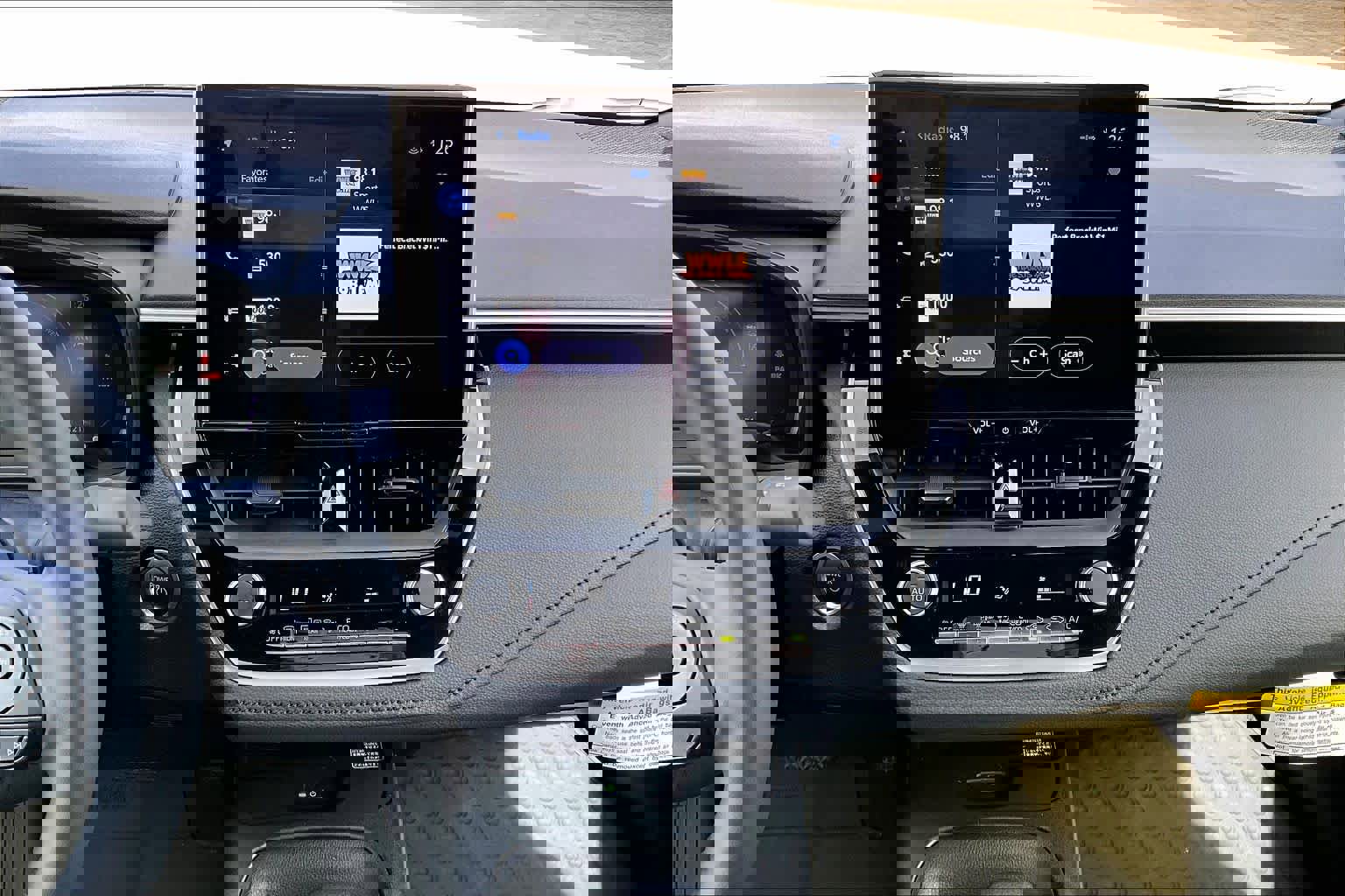 Used 2025 Toyota Corolla SE w/ SE Premium Package image 7