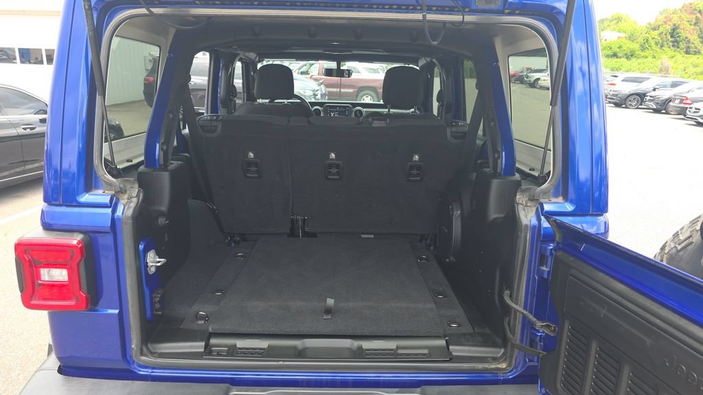 Used 2018 Jeep Wrangler Unlimited Sahara AWD/4WD image 9