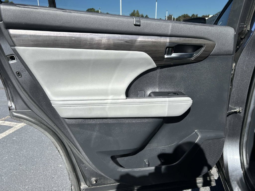 Used 2021 Toyota Highlander Limited FWD image 13