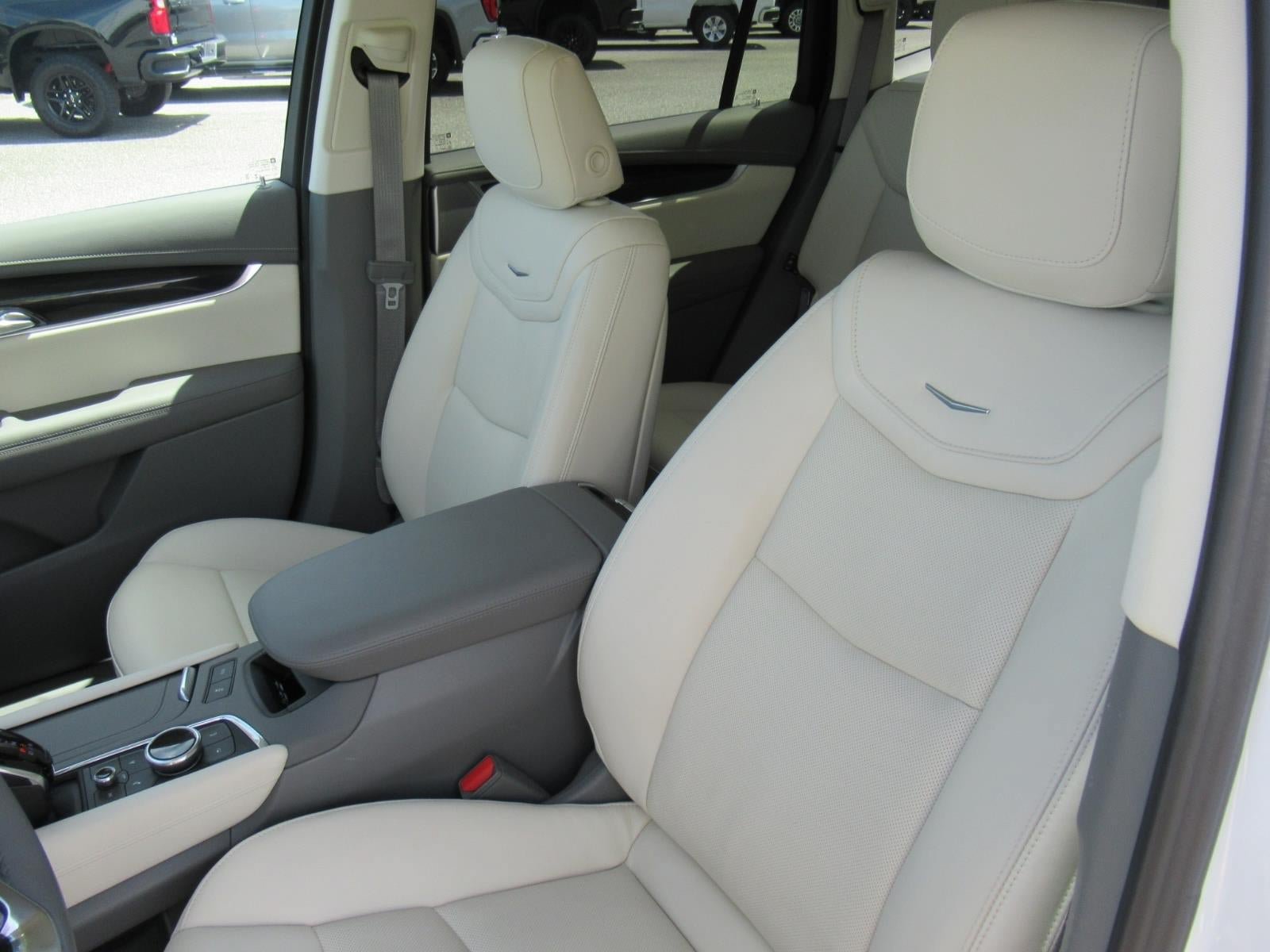 Used 2024 Cadillac XT6 Premium Luxury w/ Technology Package AWD/4WD image 17