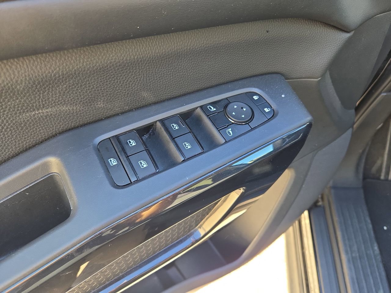 Used 2024 Nissan Pathfinder SV image 17