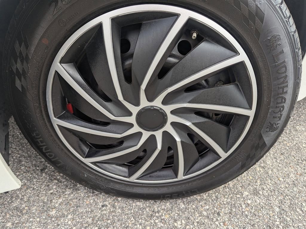 Used 2018 Toyota Corolla LE image 26