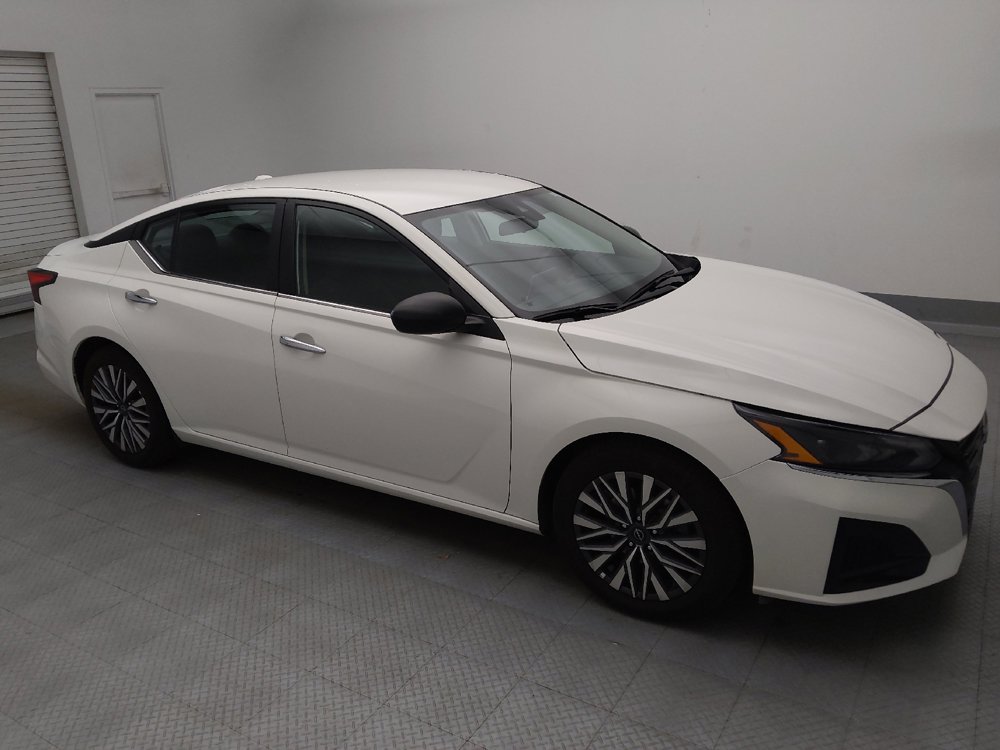 Used 2025 Nissan Altima 2.5 SV FWD image 11