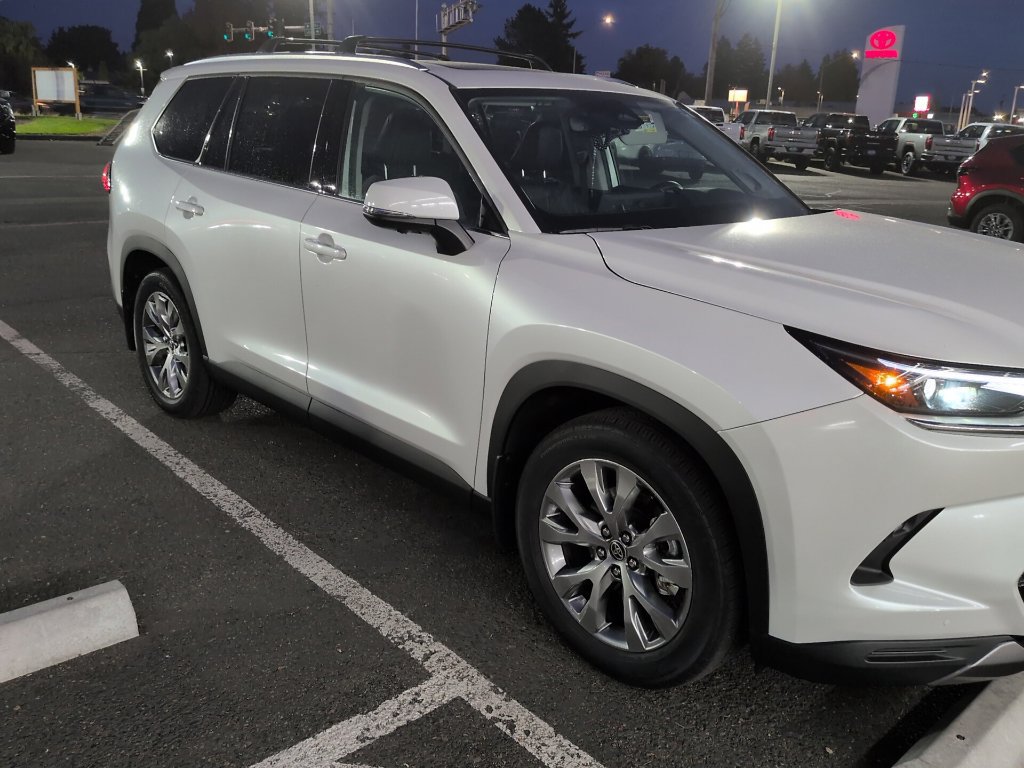 Used 2024 Toyota Grand Highlander AWD image 2