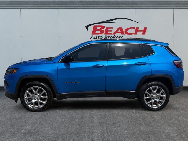 Used 2022 Jeep Compass Latitude w/ Sun and Sound Group AWD/4WD image 7