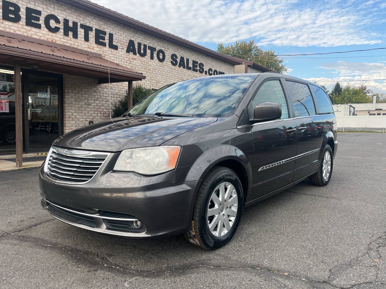 Used 2015 Chrysler Town & Country Touring FWD image 2