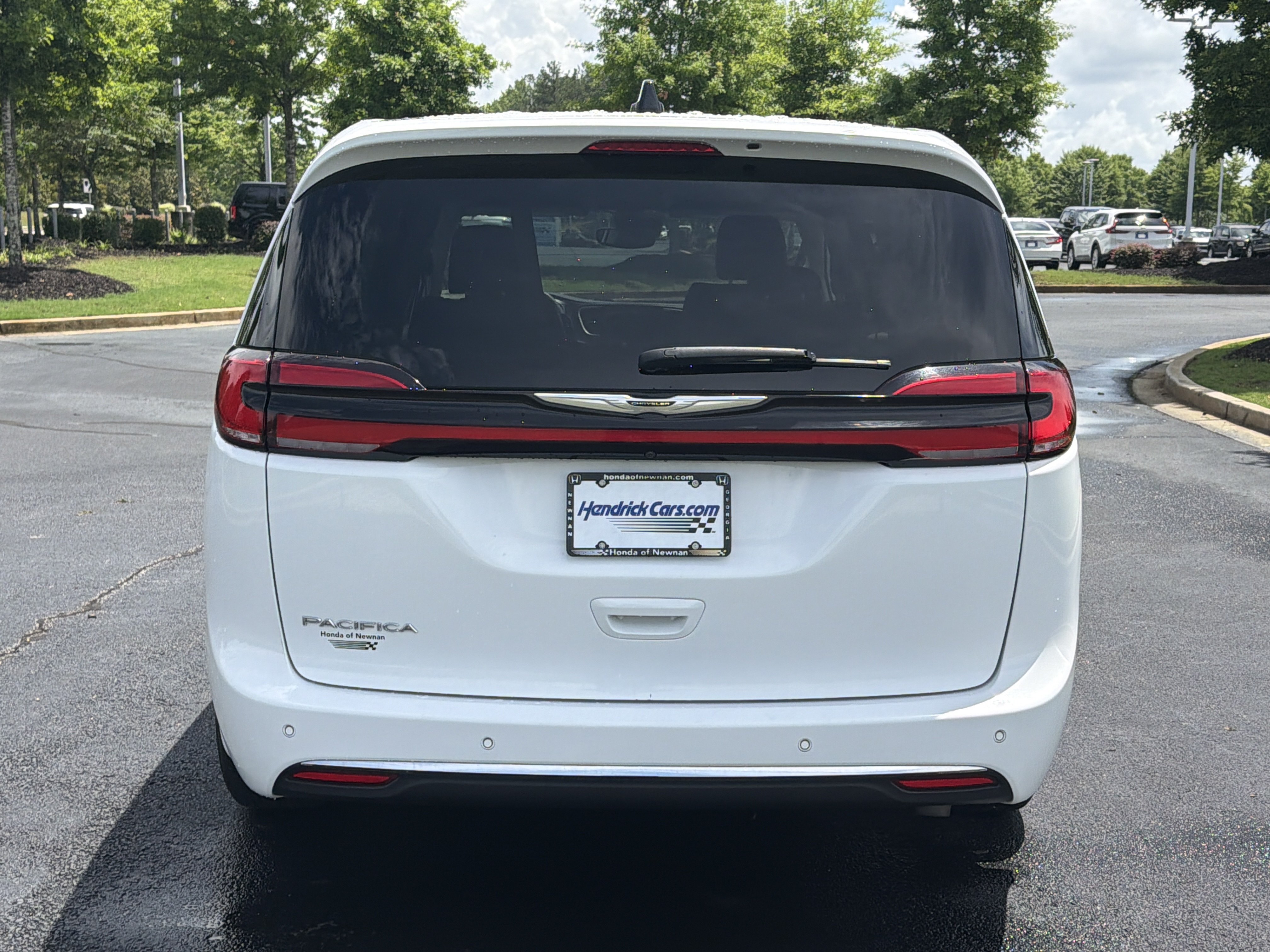 Used 2024 Chrysler Pacifica Touring-L FWD image 8