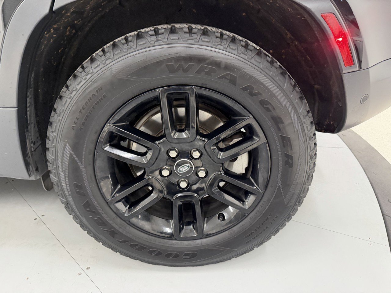 Used 2025 Land Rover Defender 110 S image 59