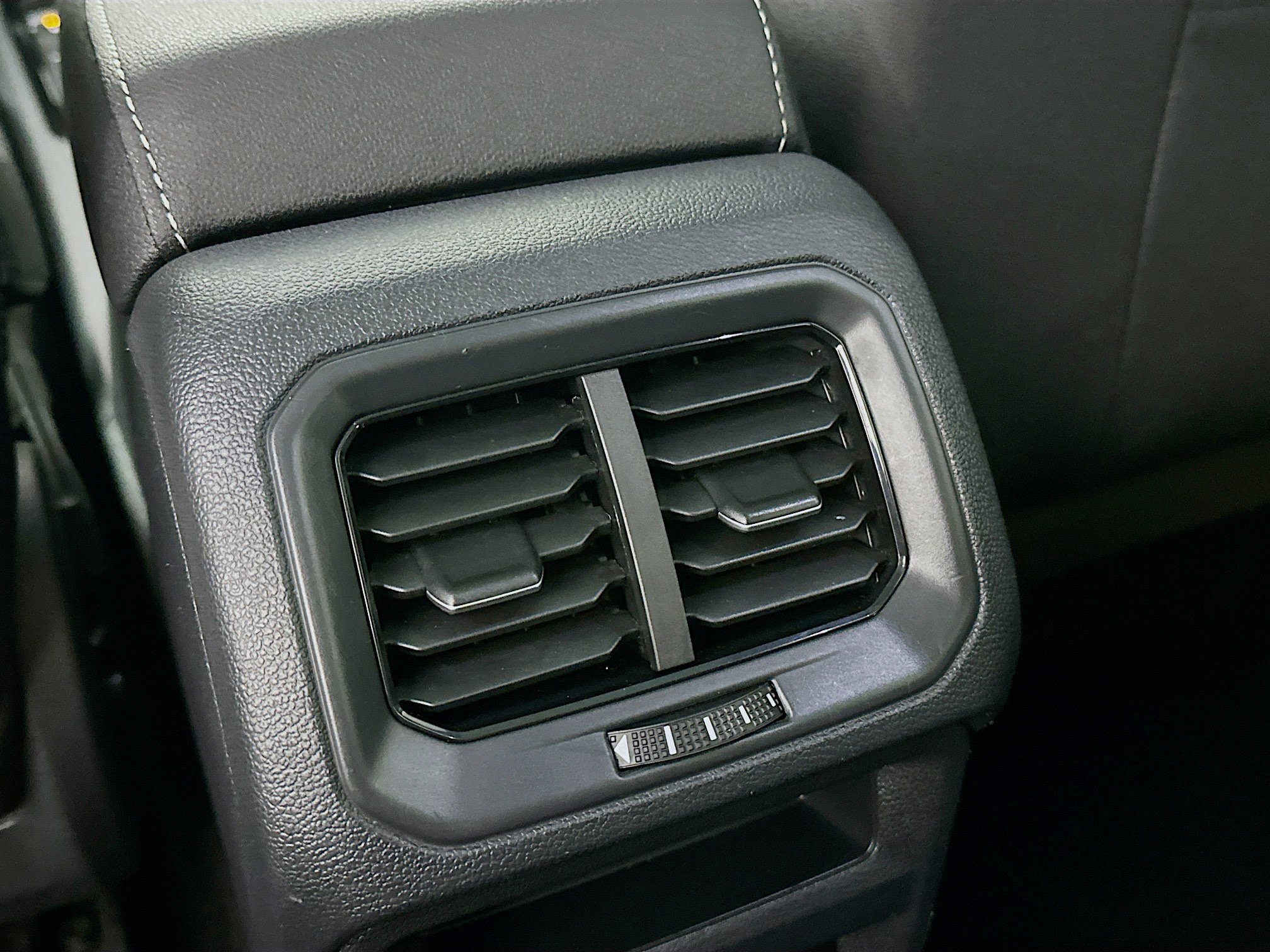 Used 2024 Volkswagen Taos SE image 28