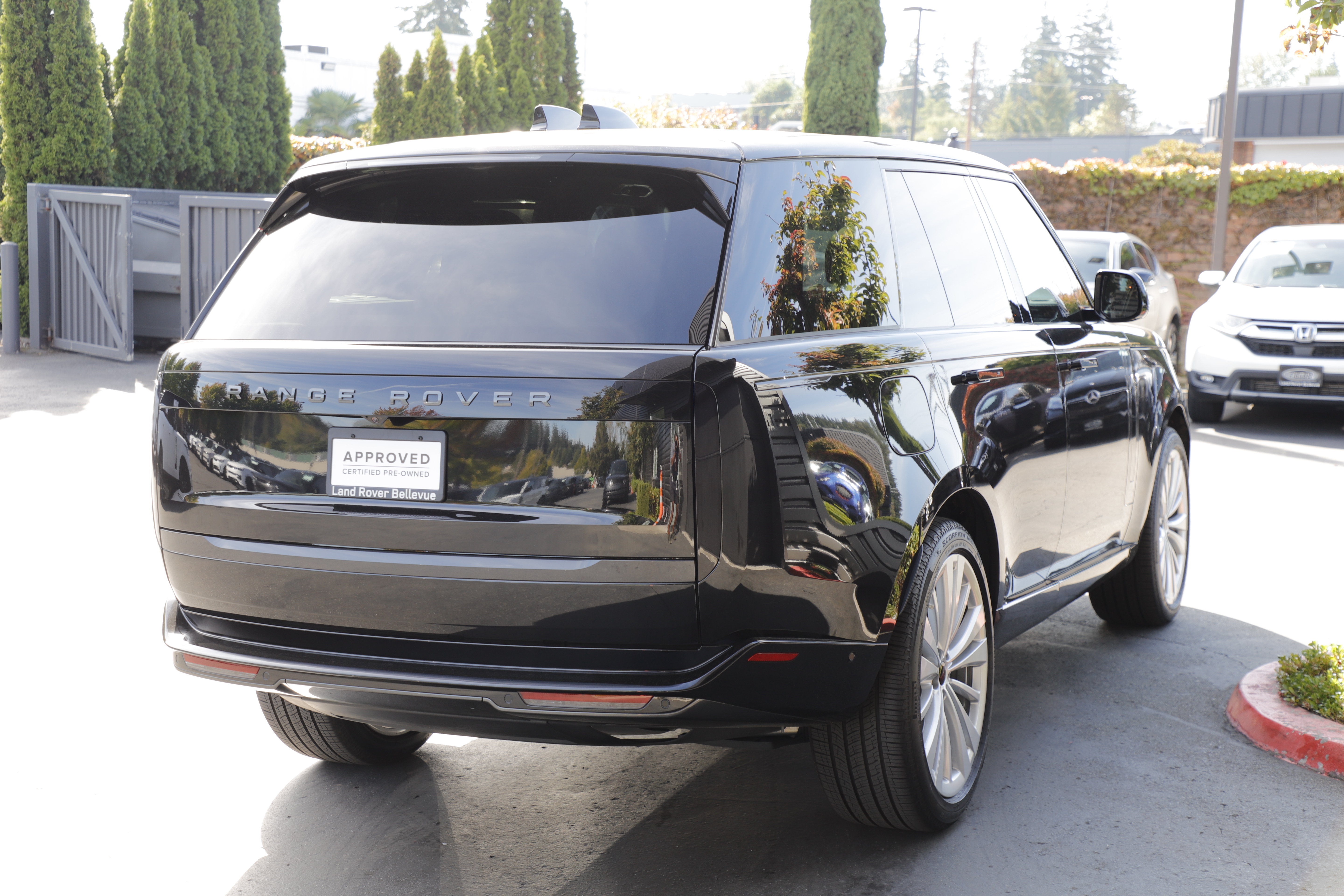 Certified 2025 Land Rover Range Rover SE AWD/4WD image 25