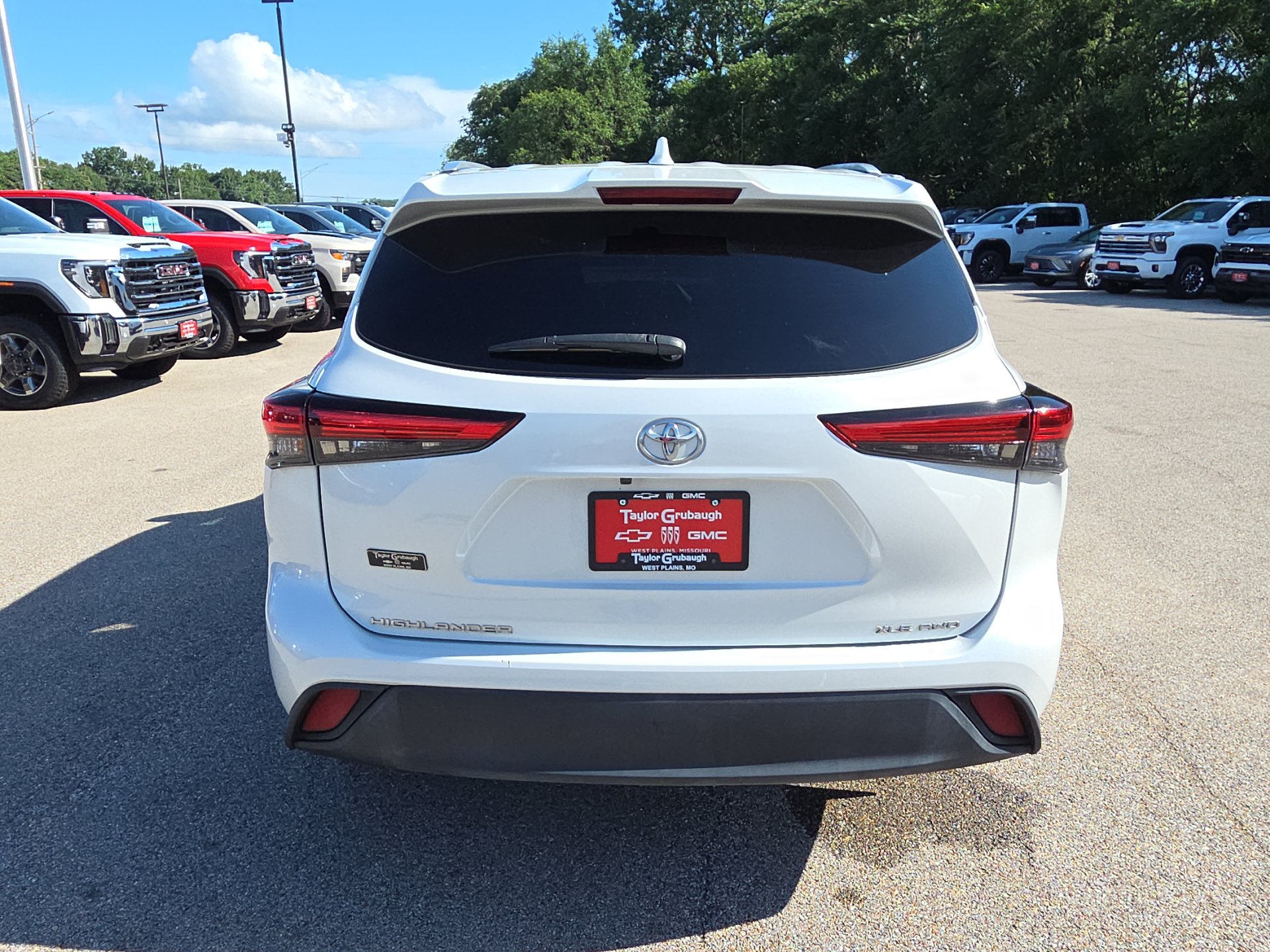 Used 2023 Toyota Highlander XLE AWD/4WD image 7