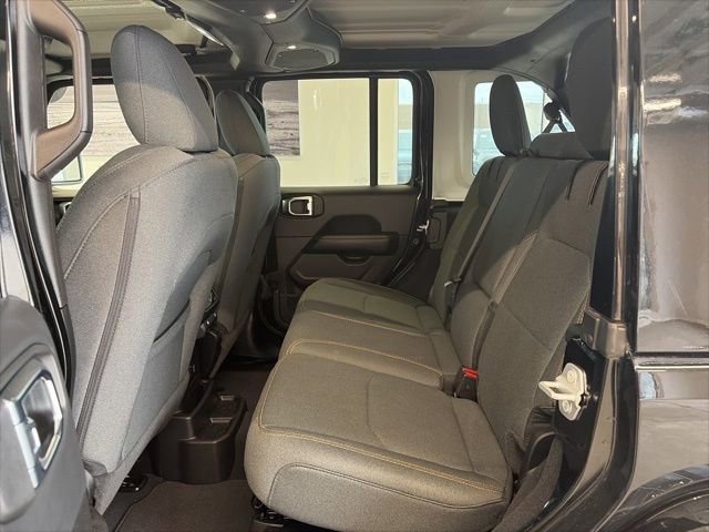 Used 2025 Jeep Wrangler Unlimited Sahara image 11