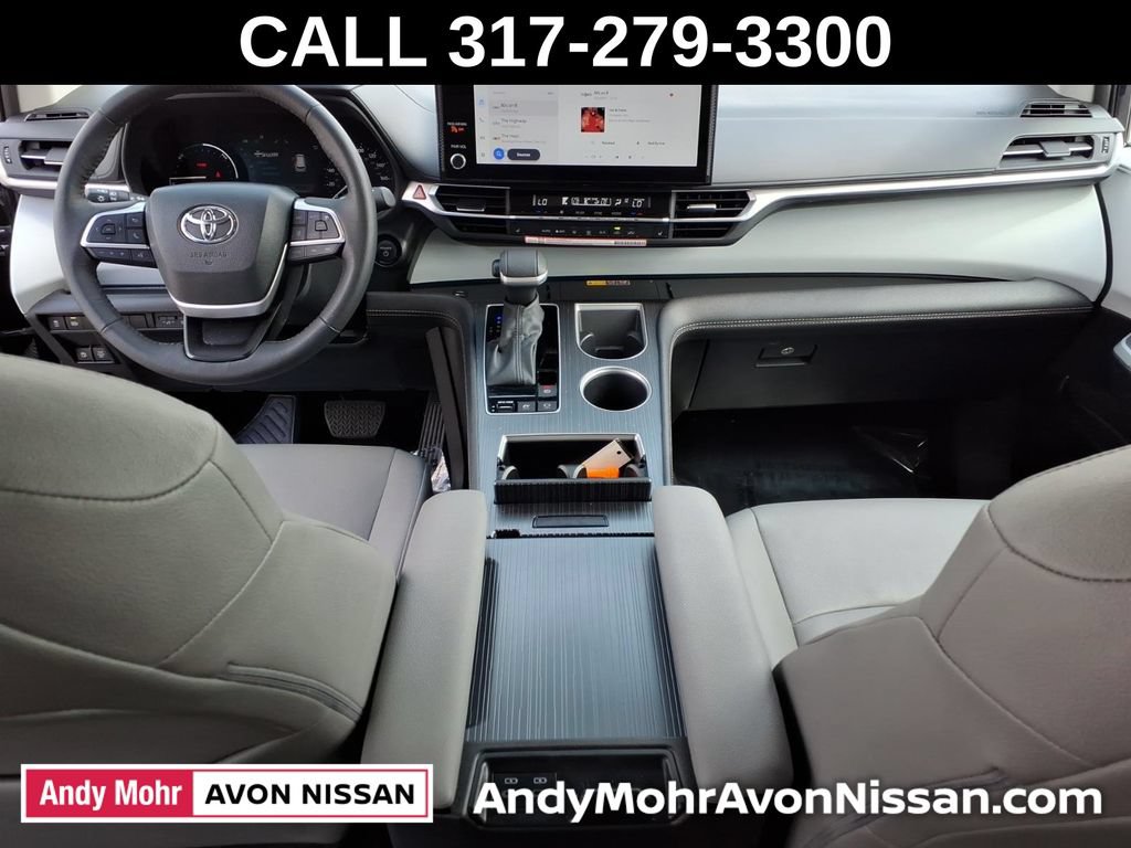 Used 2026 Toyota Sienna XLE FWD image 32