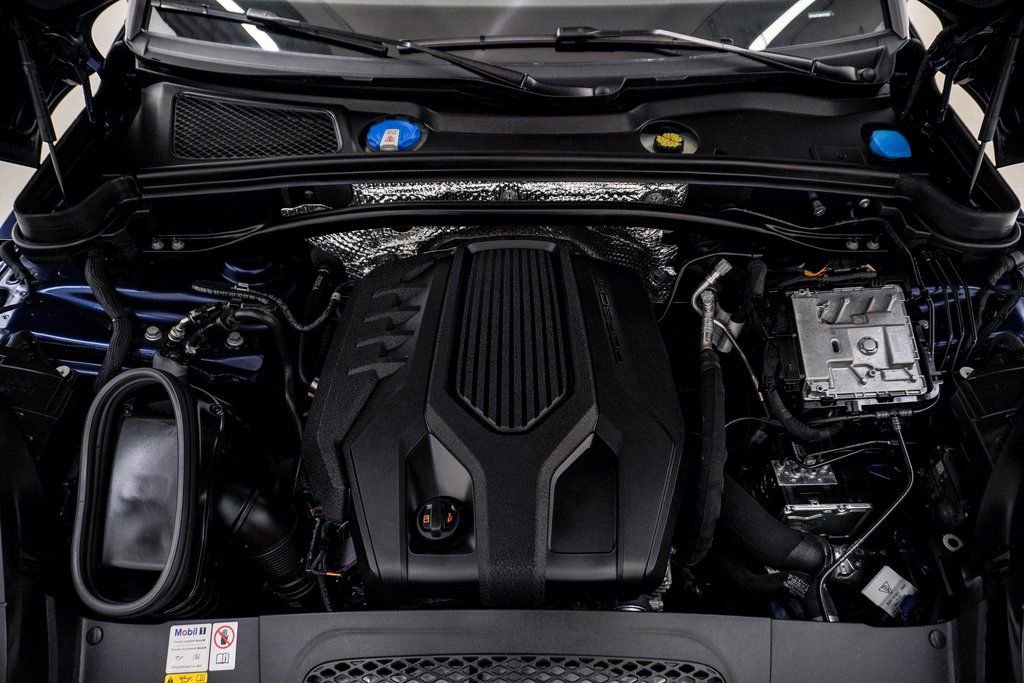 Certified 2023 Porsche Macan image 28