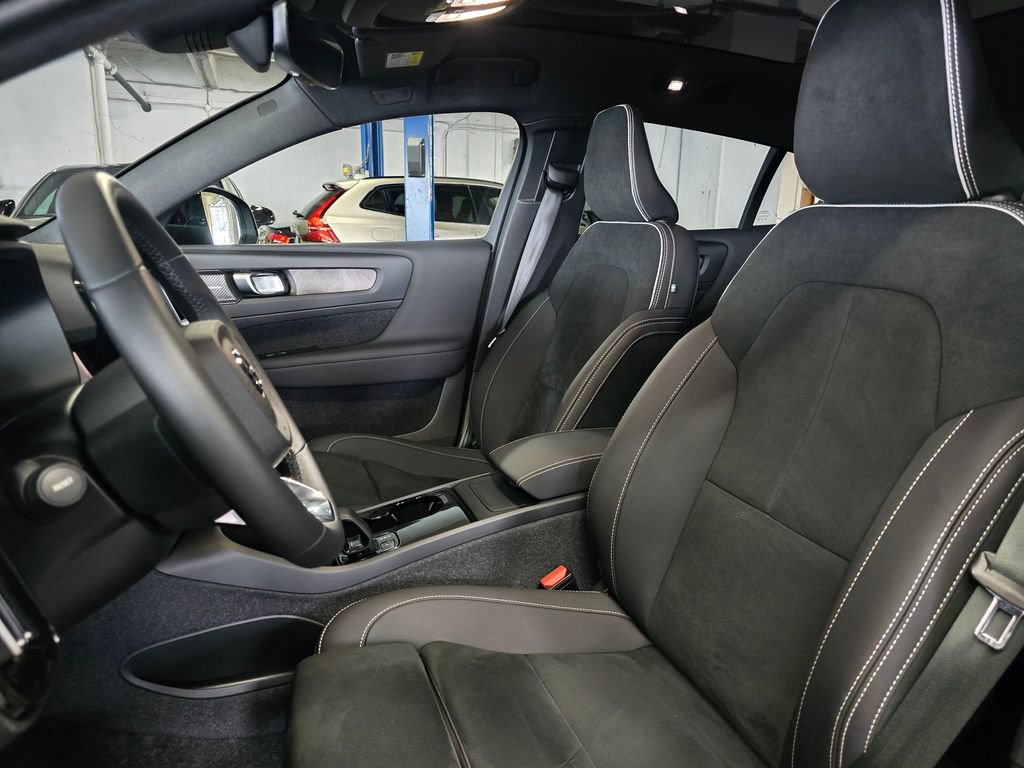 Certified 2023 Volvo C40 P8 Recharge Ultimate w/ Protection Package Premier AWD/4WD image 22