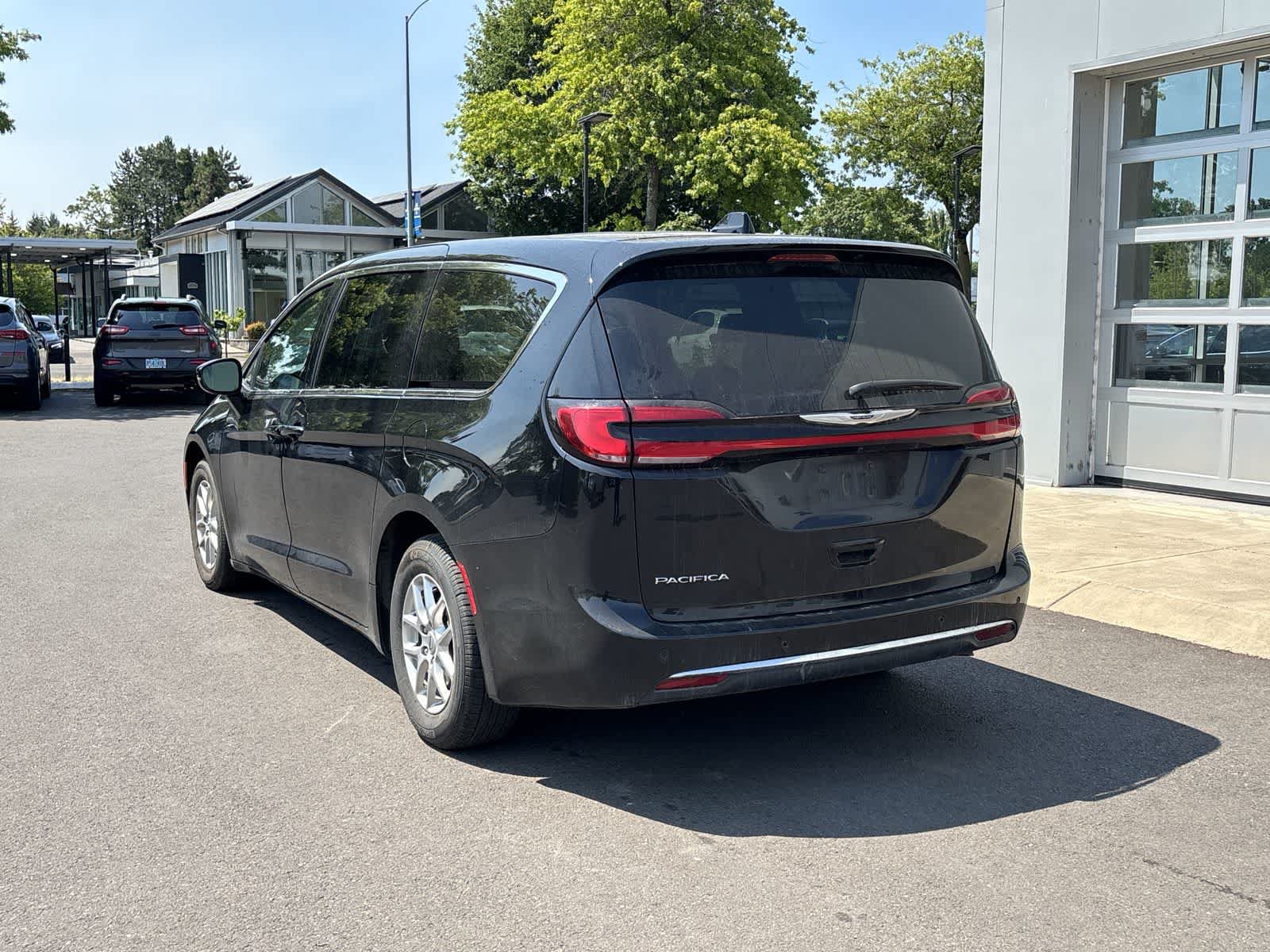 Used 2024 Chrysler Pacifica Touring-L FWD image 3