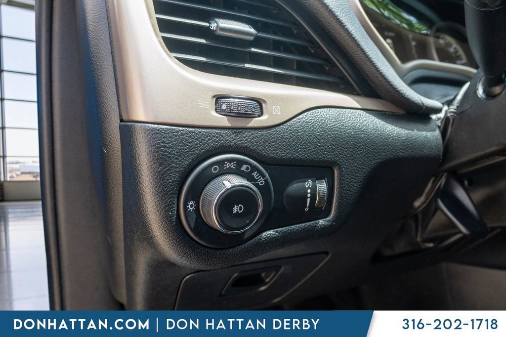 Used 2018 Jeep Cherokee Latitude w/ Altitude Package FWD image 15