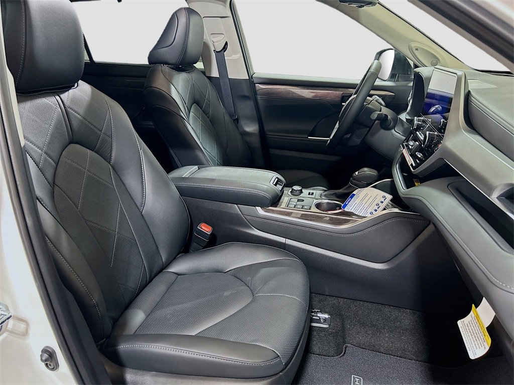 New 2025 Toyota Highlander Platinum image 27