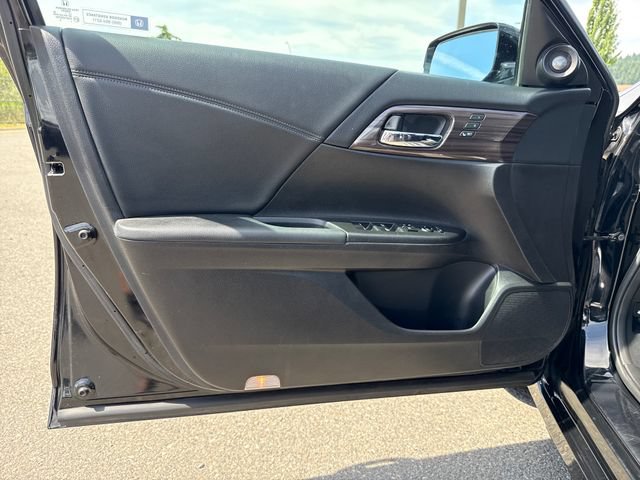 Used 2017 Honda Accord Touring image 18