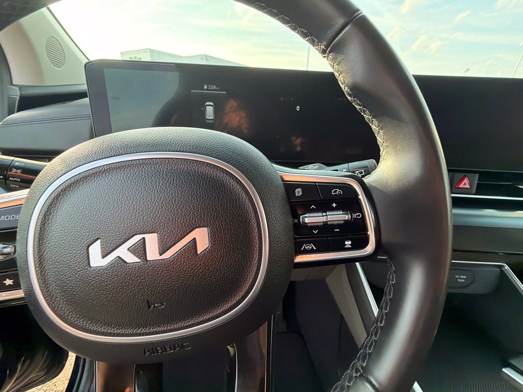 Used 2025 Kia Carnival FWD image 25