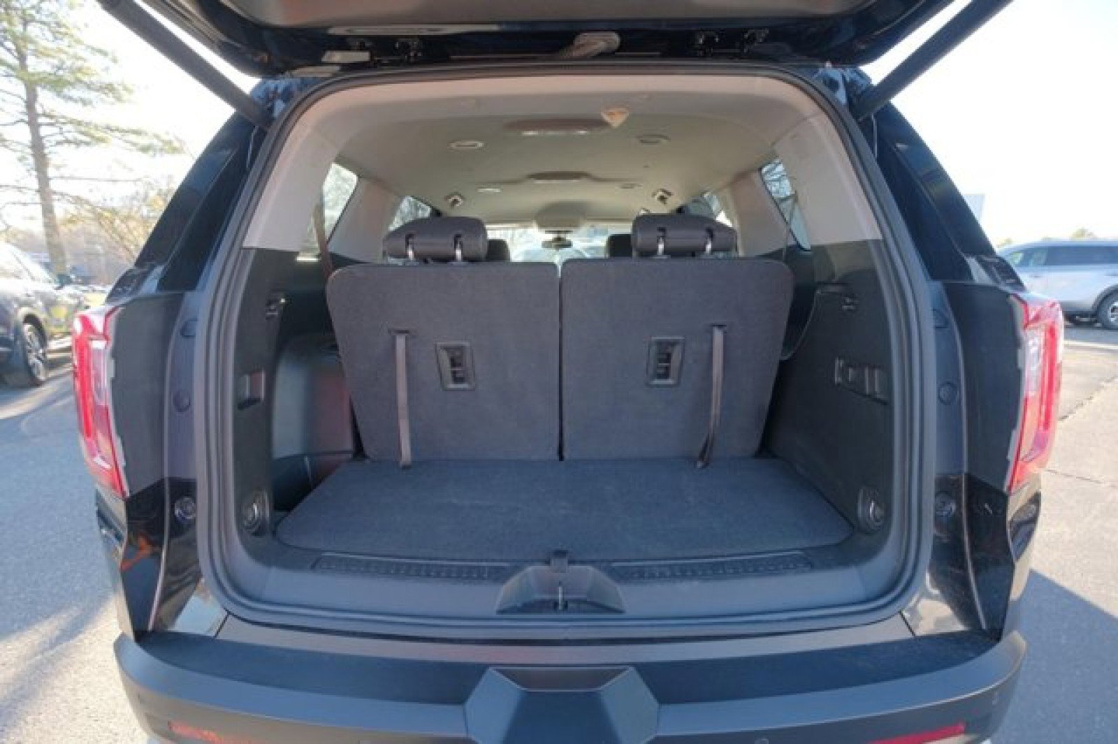 Used 2022 GMC Acadia SLE w/ Driver Convenience Package image 16