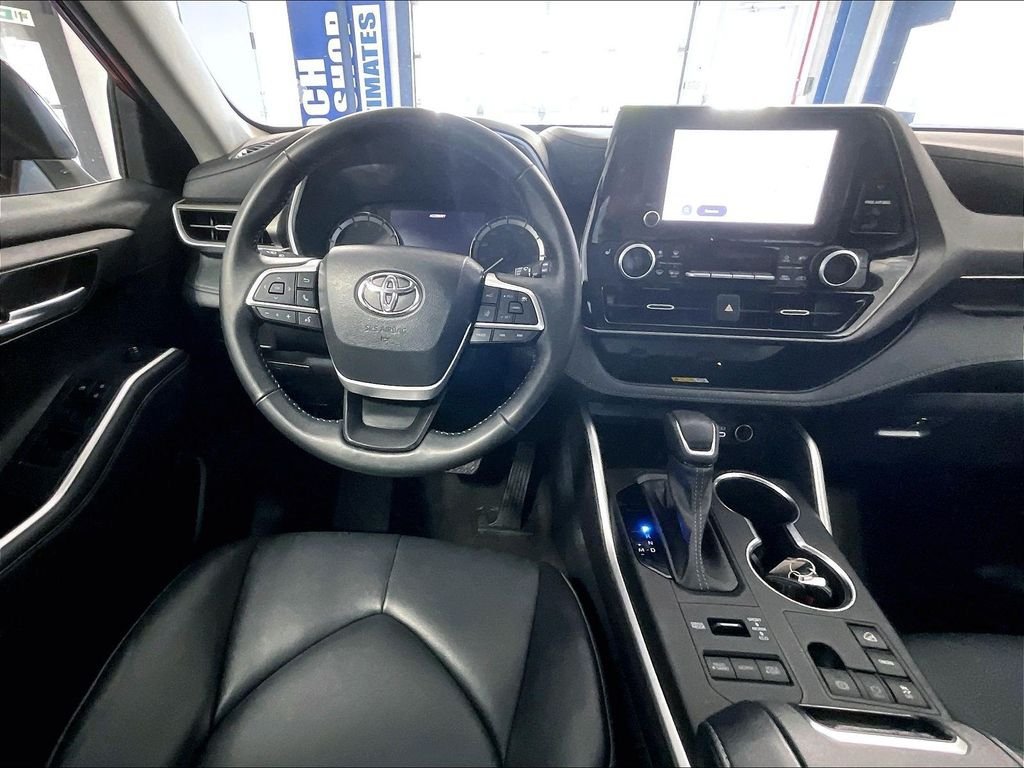 Used 2023 Toyota Highlander XLE AWD/4WD image 18
