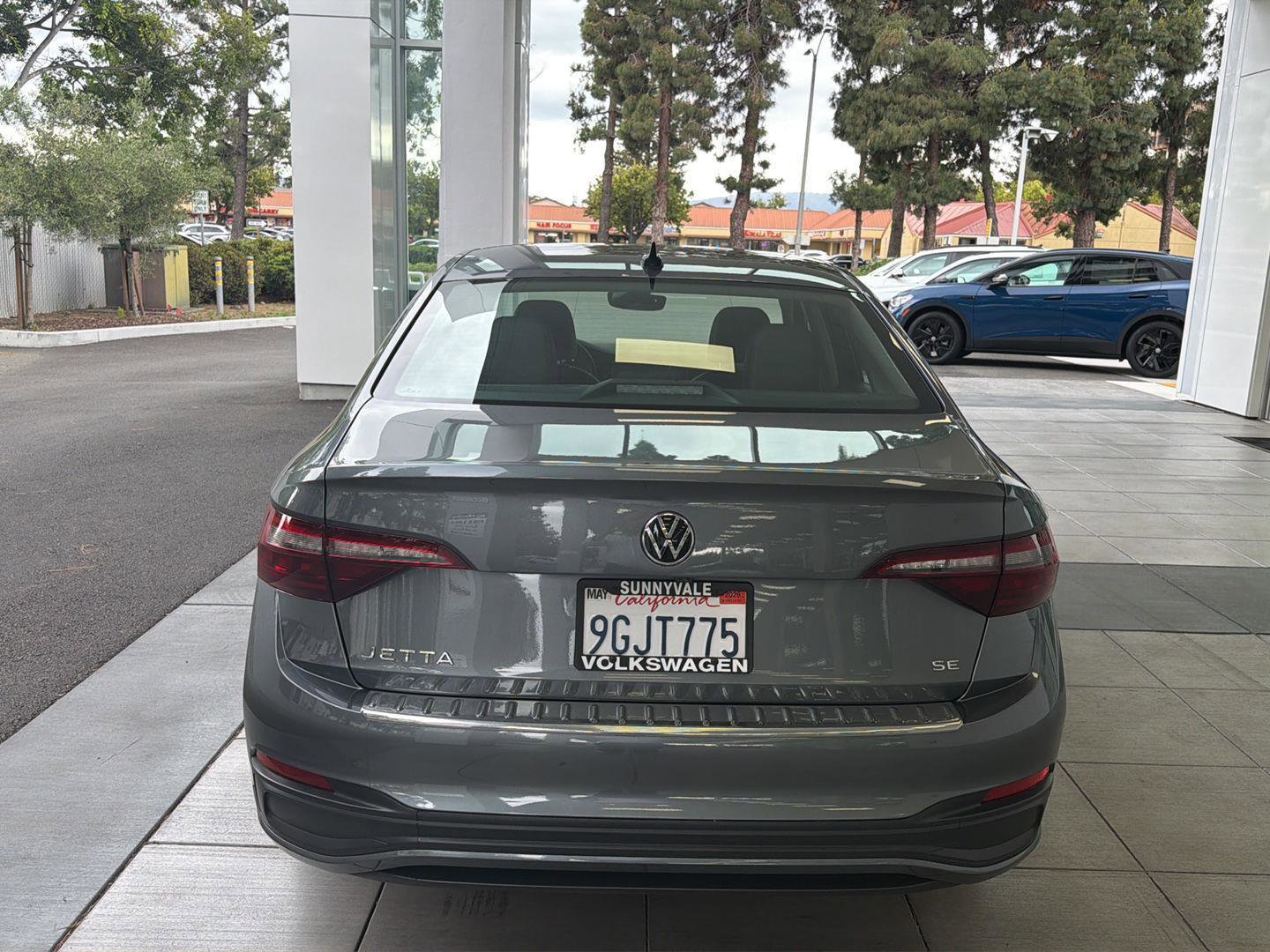 Used 2023 Volkswagen Jetta SE w/ Panoramic Sunroof Package FWD image 4