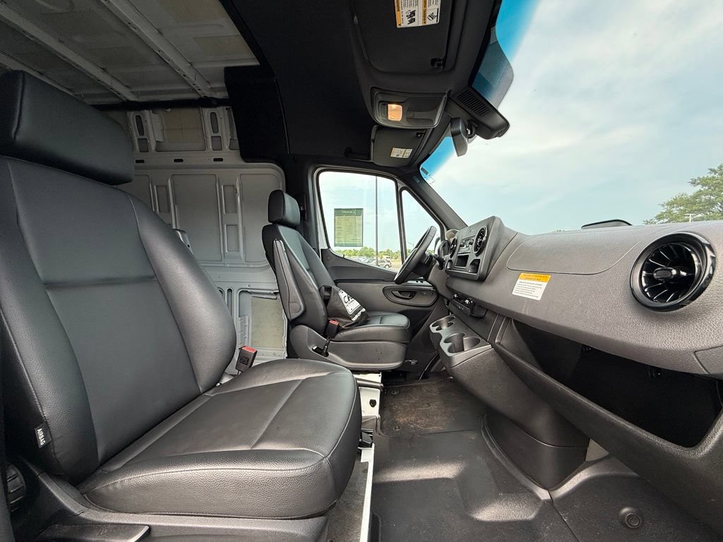 Used 2025 Mercedes-Benz Sprinter 2500 image 25