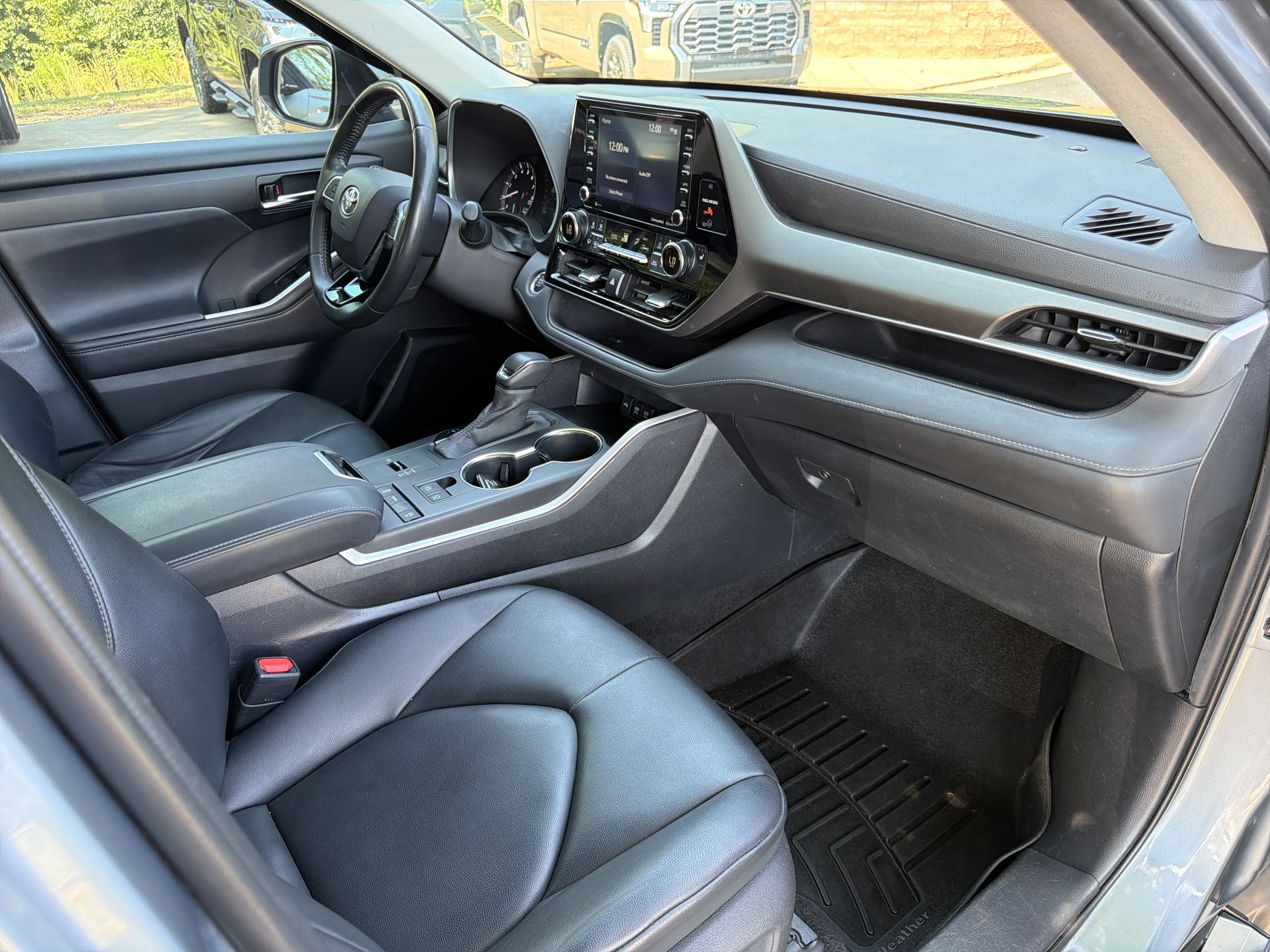 Used 2020 Toyota Highlander XLE FWD image 13