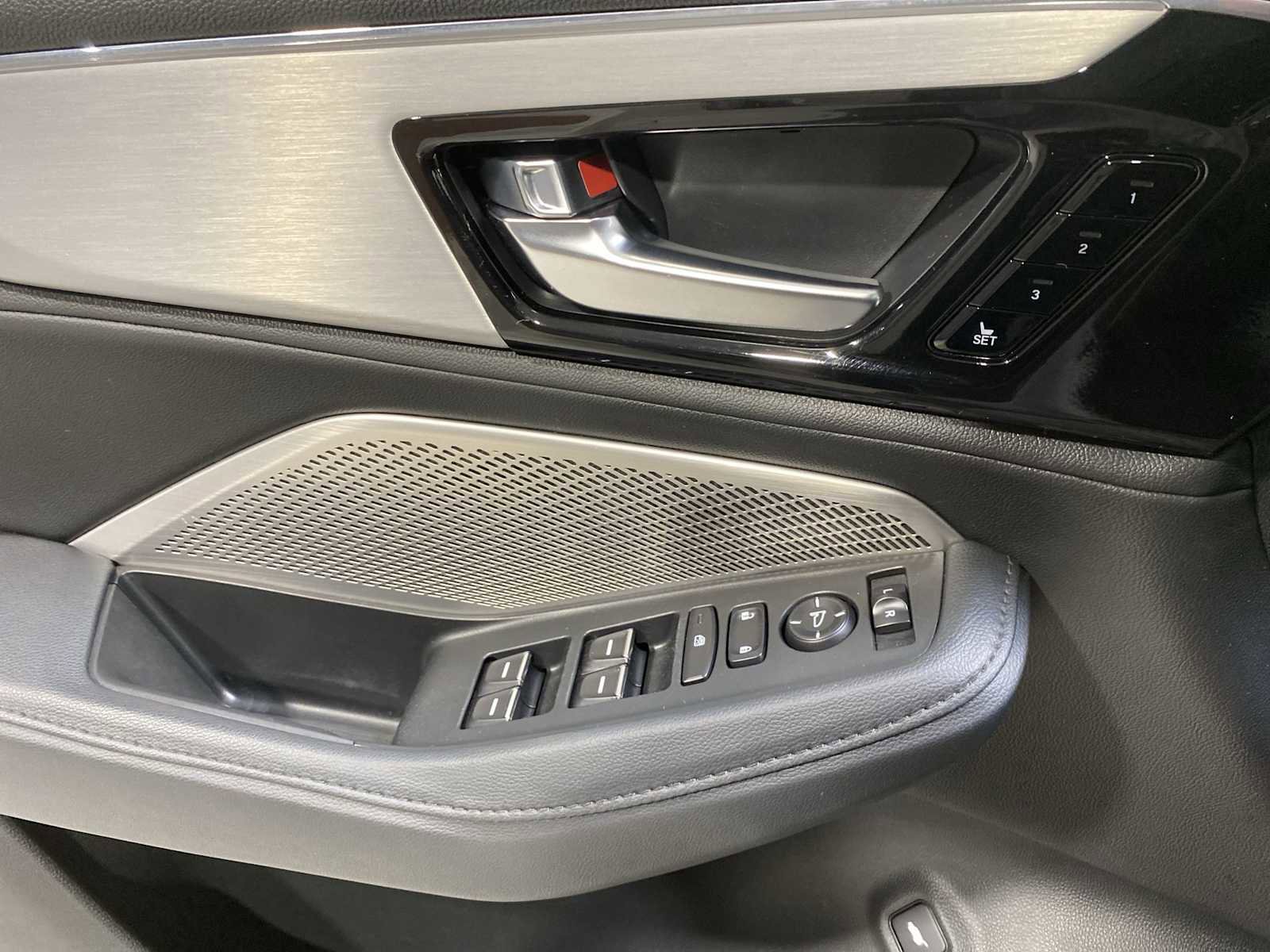 Used 2023 Acura MDX SH-AWD image 23