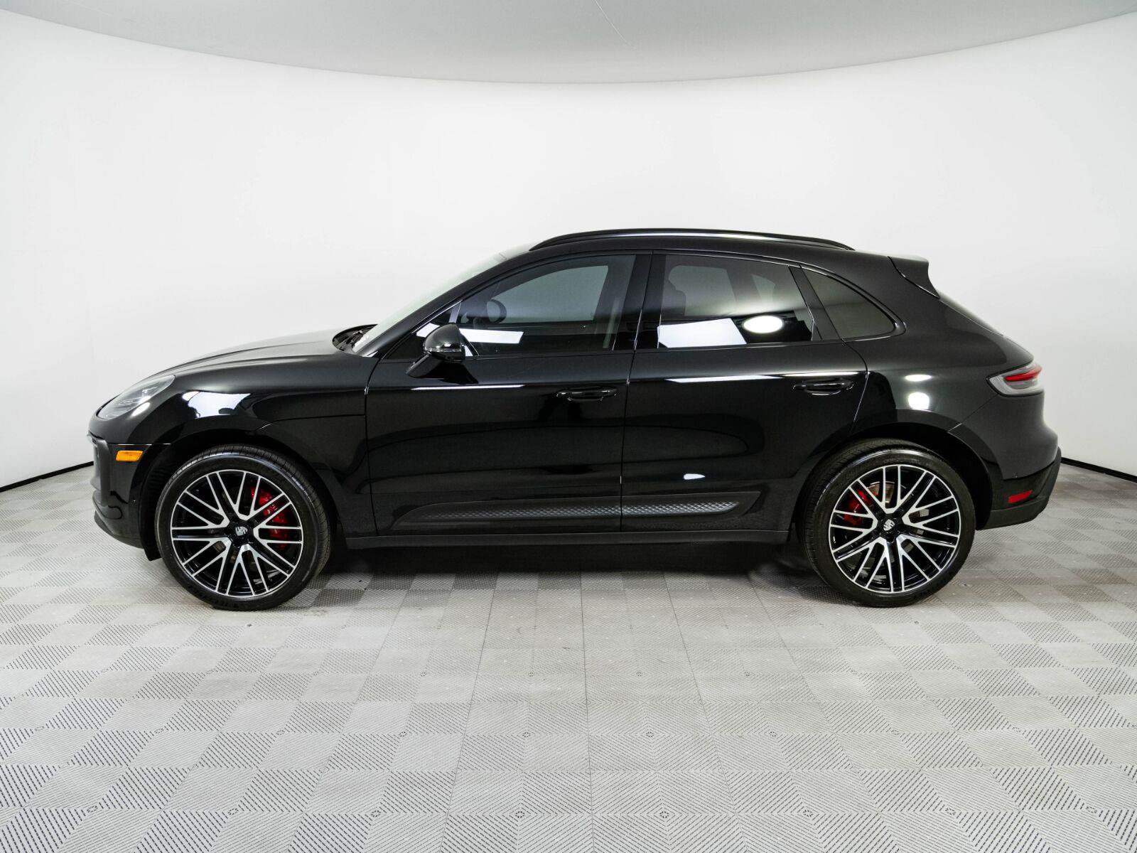 Used 2024 Porsche Macan S AWD/4WD image 2