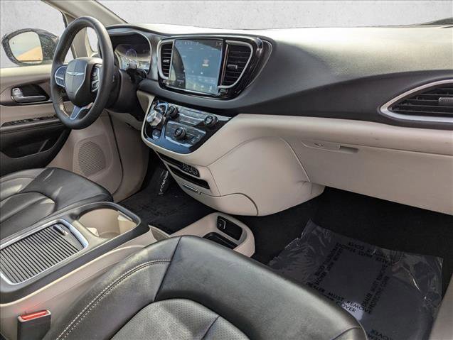 Used 2024 Chrysler Pacifica Touring-L image 22