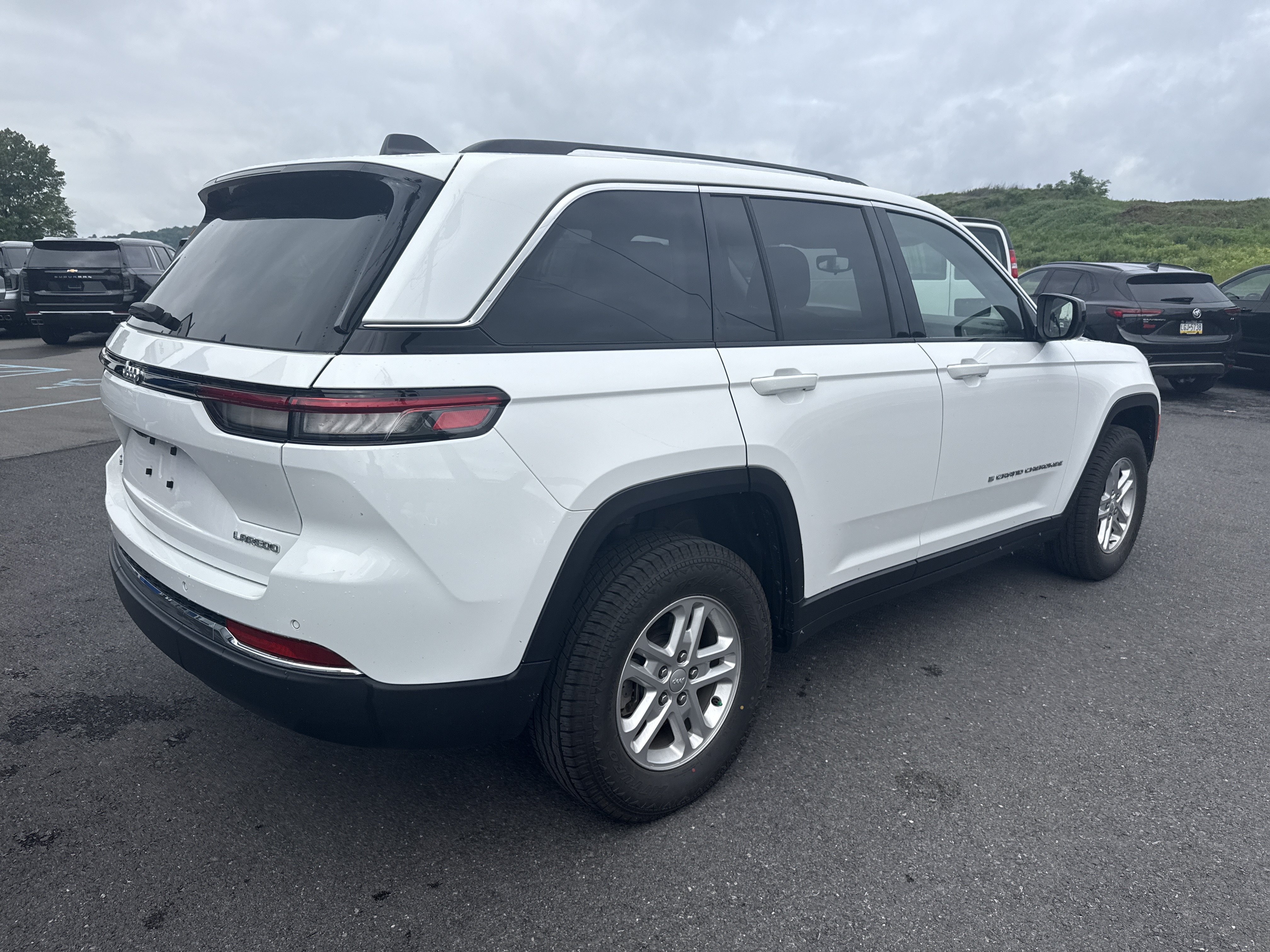 Used 2023 Jeep Grand Cherokee Laredo w/ Luxury Tech Group I AWD/4WD video 3