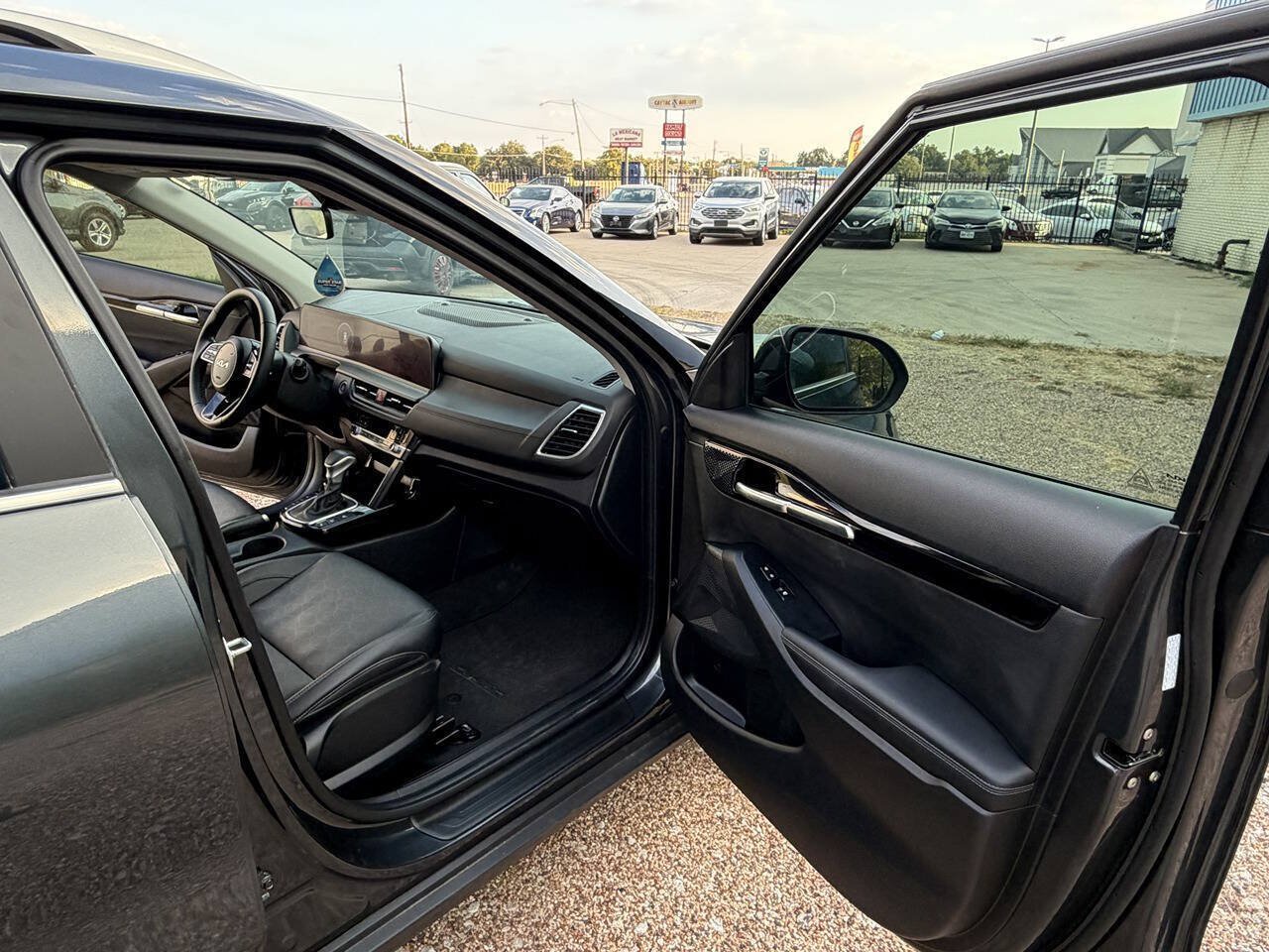 Used 2025 Kia Seltos EX FWD image 23