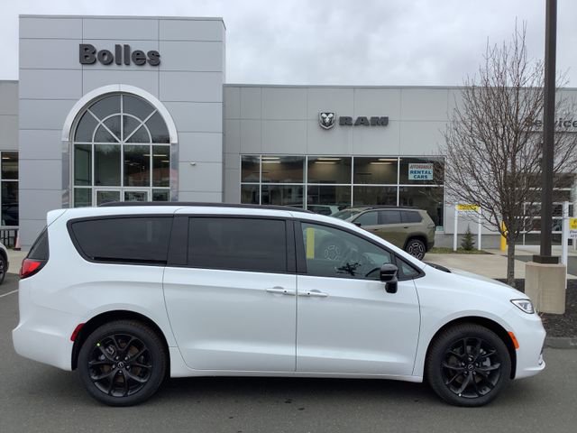 New 2026 Chrysler Pacifica Select