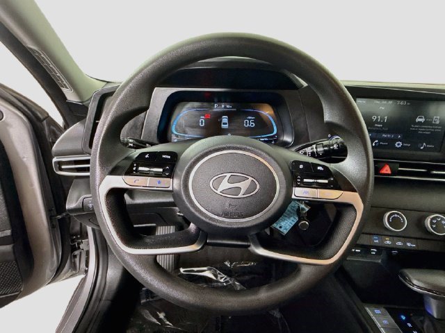 Used 2025 Hyundai Elantra SE FWD image 12