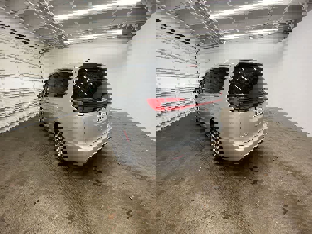 Used 2024 Chrysler Pacifica Touring-L image 4