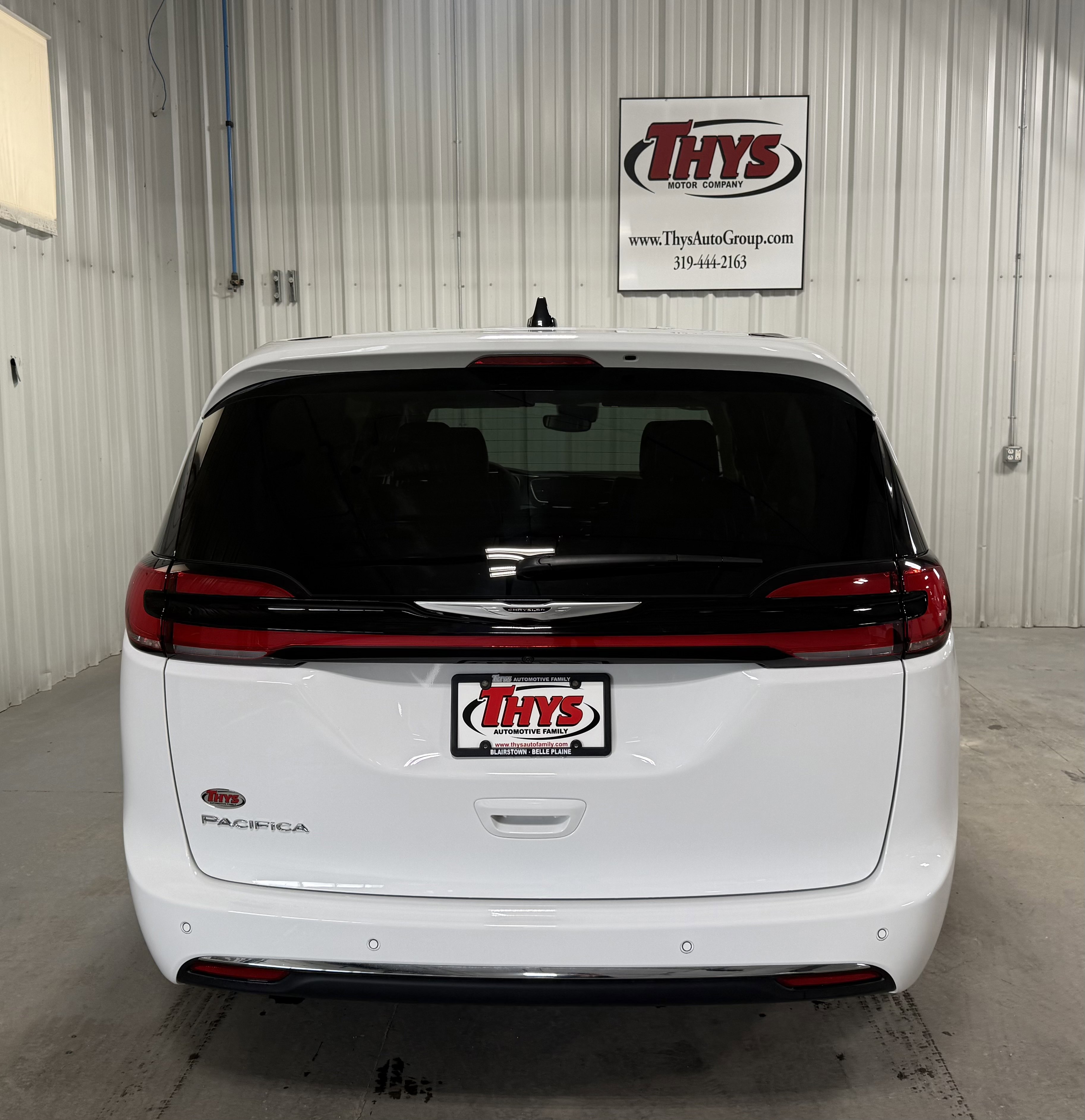 Used 2024 Chrysler Pacifica Touring-L image 4