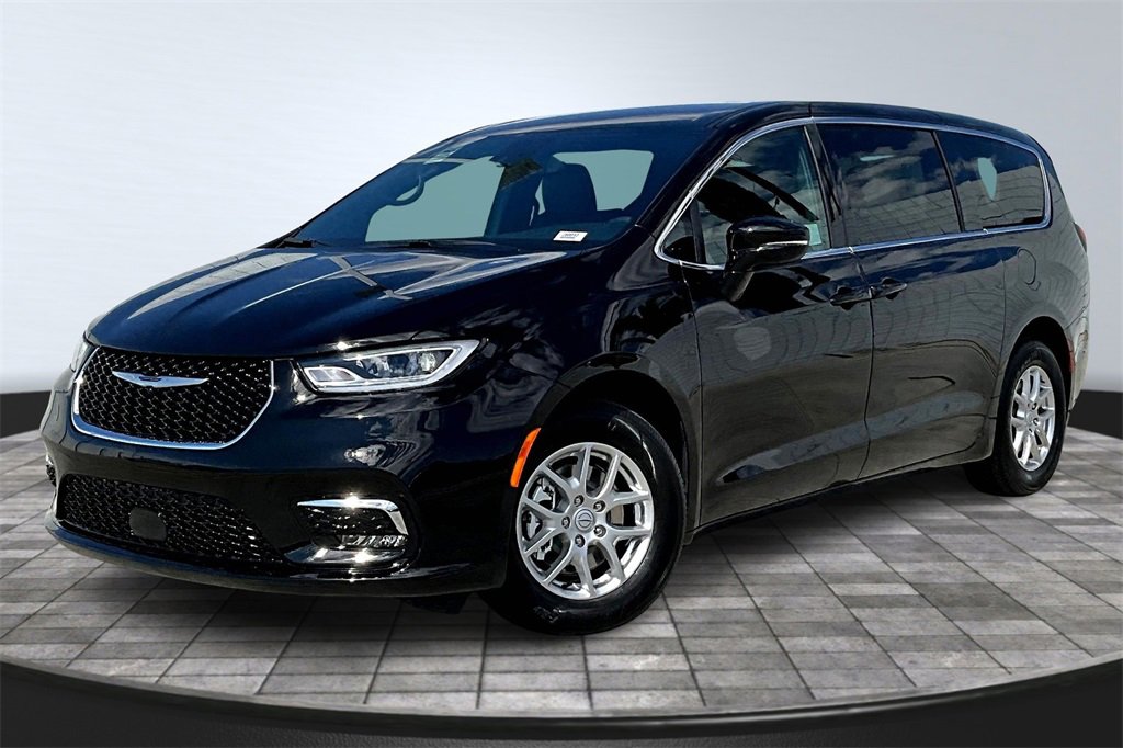 New 2026 Chrysler Pacifica Select image 2