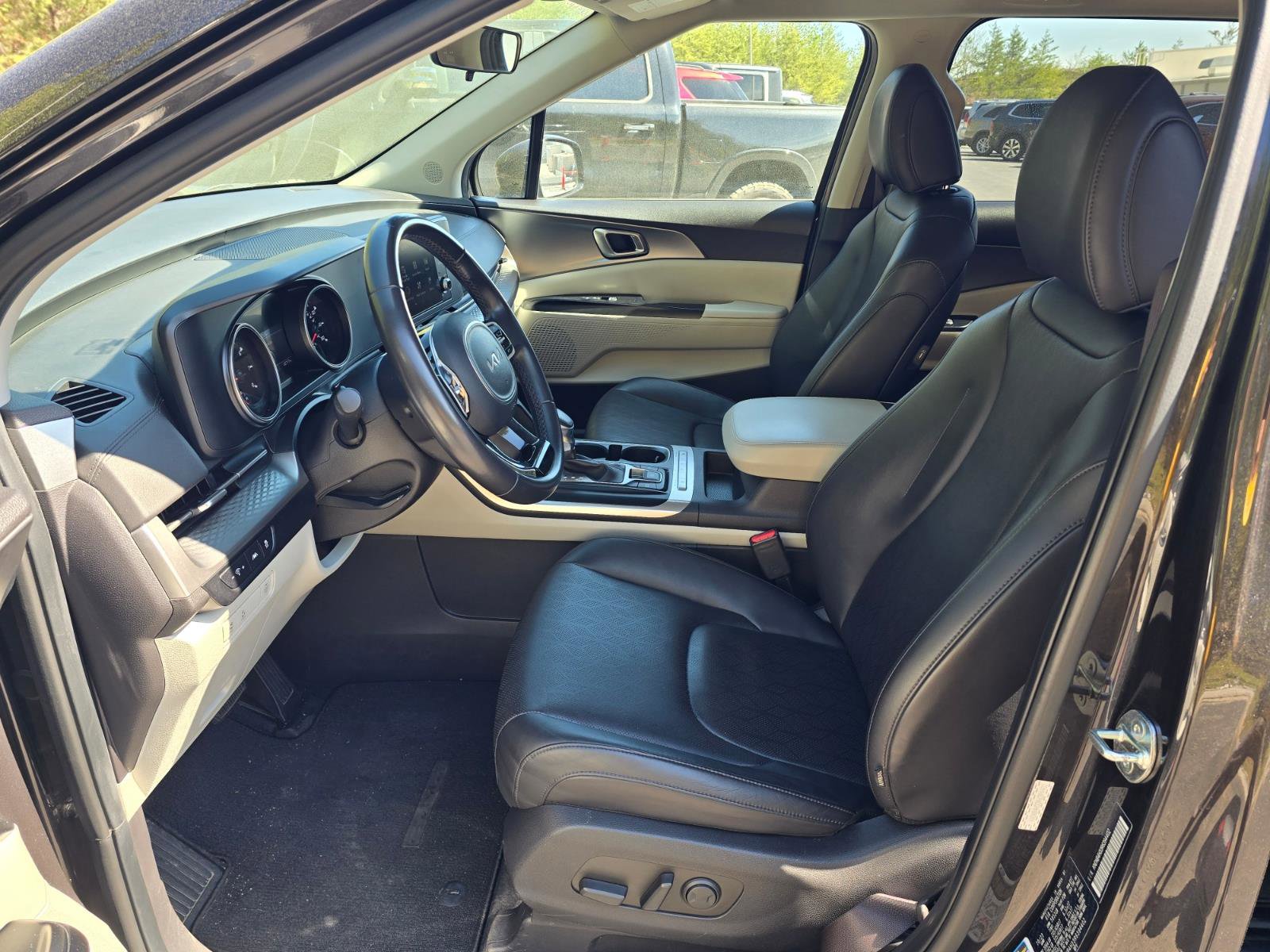 Used 2024 Kia Carnival LX image 12